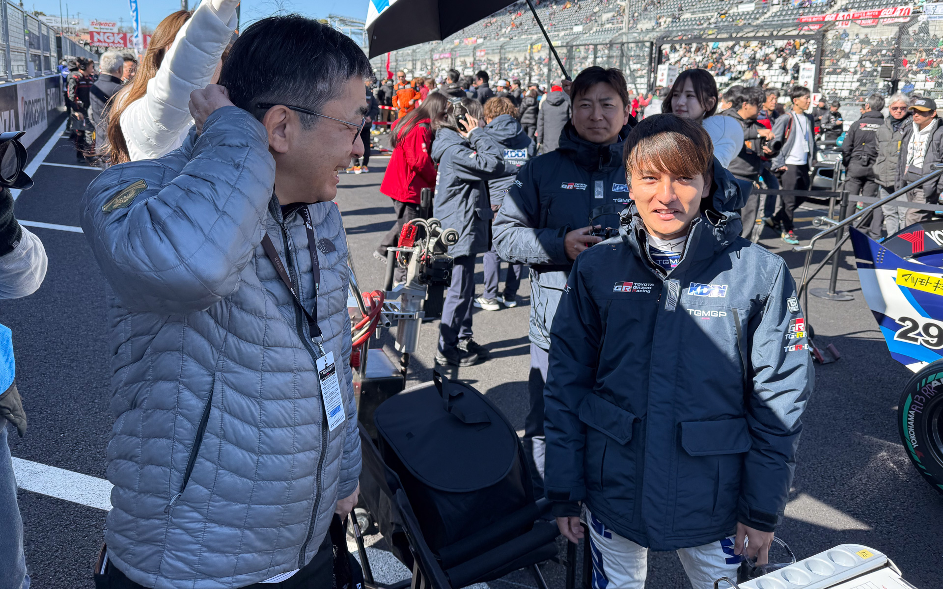 「伸びしろしかないでしょ」と片岡龍也監督や平良選手と話す