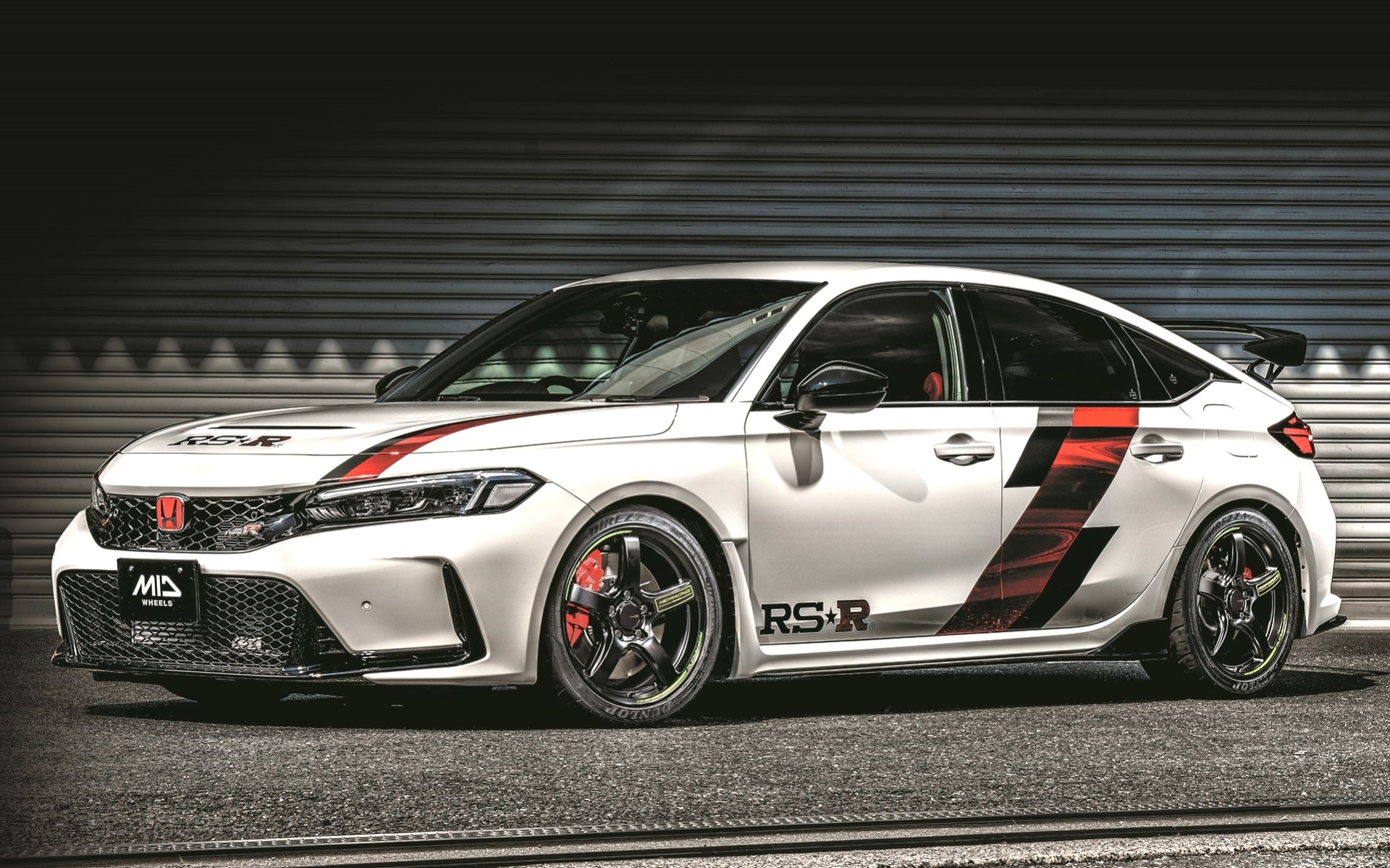 シビックTYPE Rの走りとビジュアルをワンランク高めてくれるのが、マルカサービスのスポーツホイールブランド「MID RACING」だ