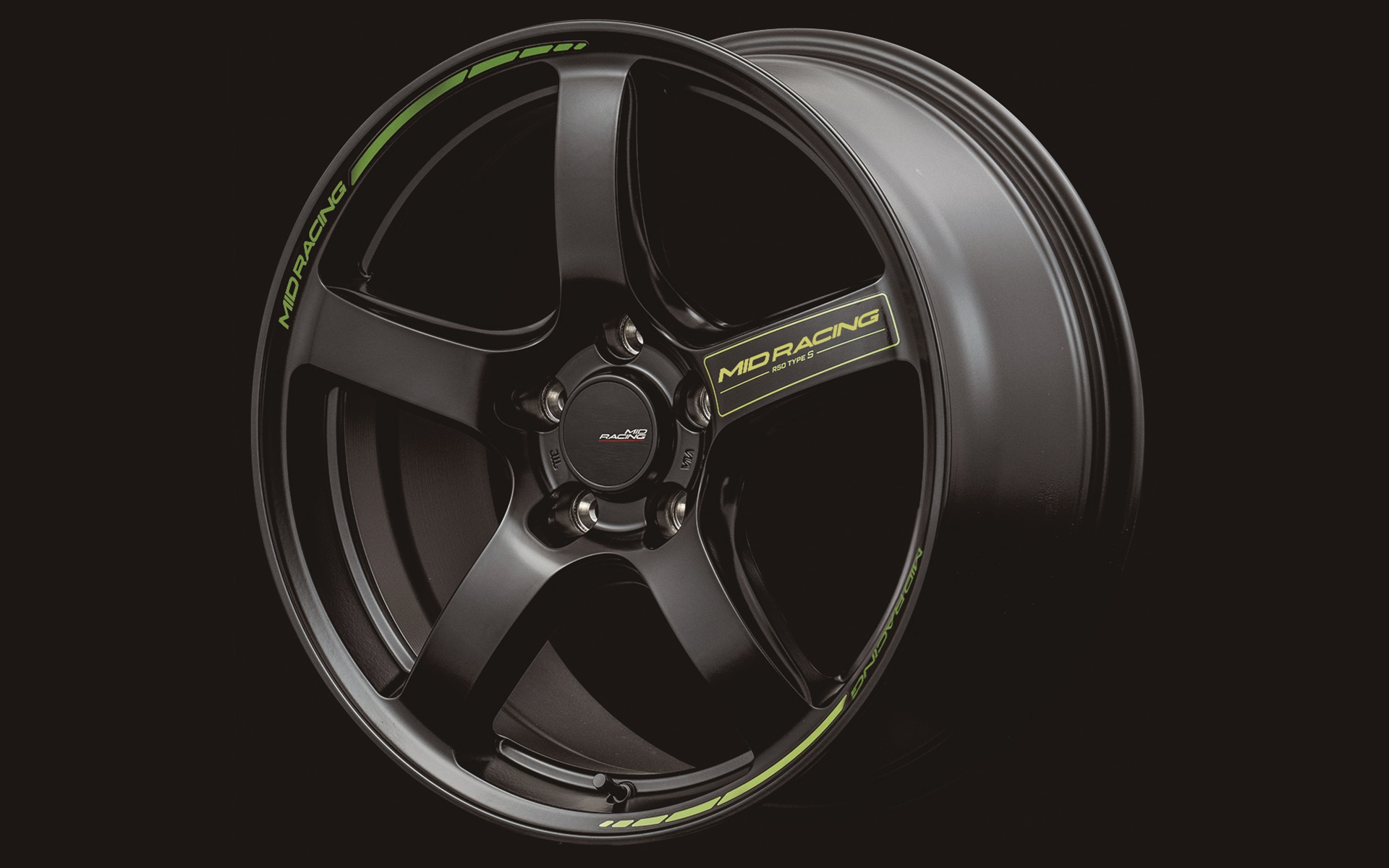 MID RACINGのロゴのみのセンターキャップを装着