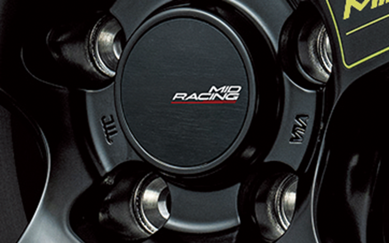 MID（Maruka Intelligent Design）のホイールはすべて、国土交通省が定めたアルミホイールの技術基準をクリアしている印「JWL」と、第三者試験機関が審査登録した証となる「VIA」が刻印されている