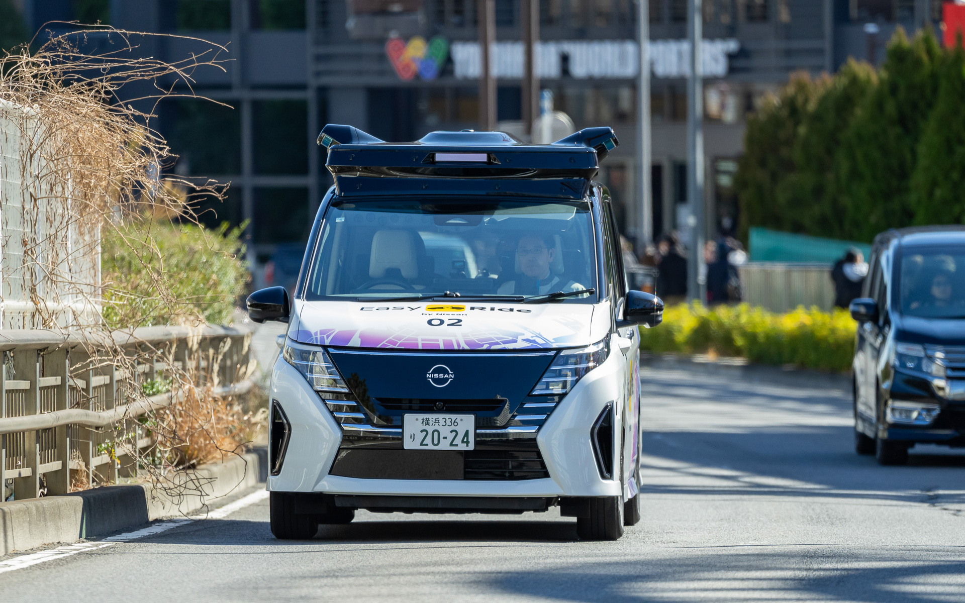 みなとみらい地区をドライバーレスで走る自動運転車「セレナ」。ドライバー側に人が座っていない