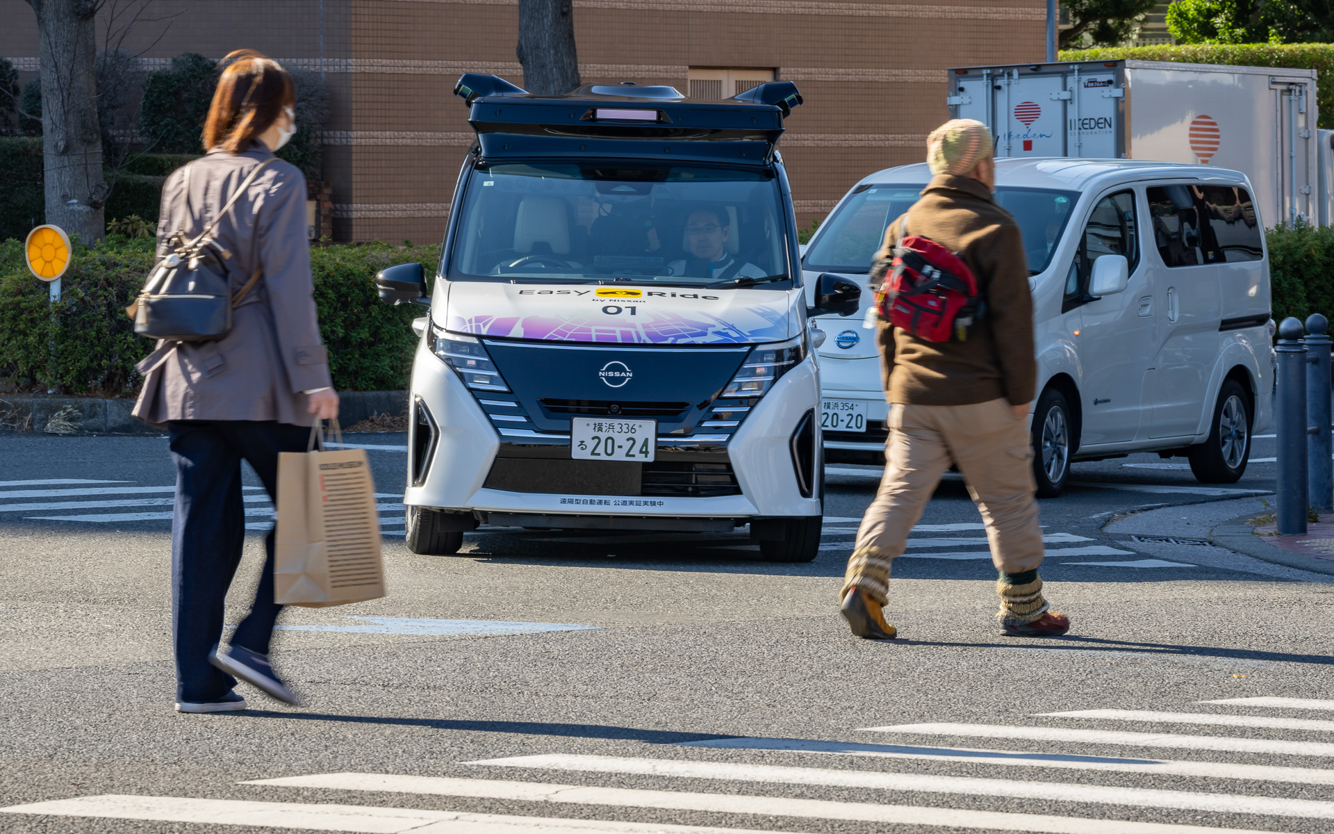 横断歩道の歩行者を認識して自動停止。周辺環境の認識はAIで、走行はルールベースでと、社会に実装しやすい方法での実験となっている