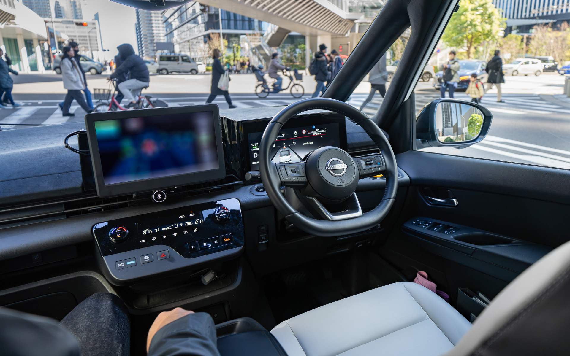 社内から。横断歩道の人がわたり終わるまで停止中