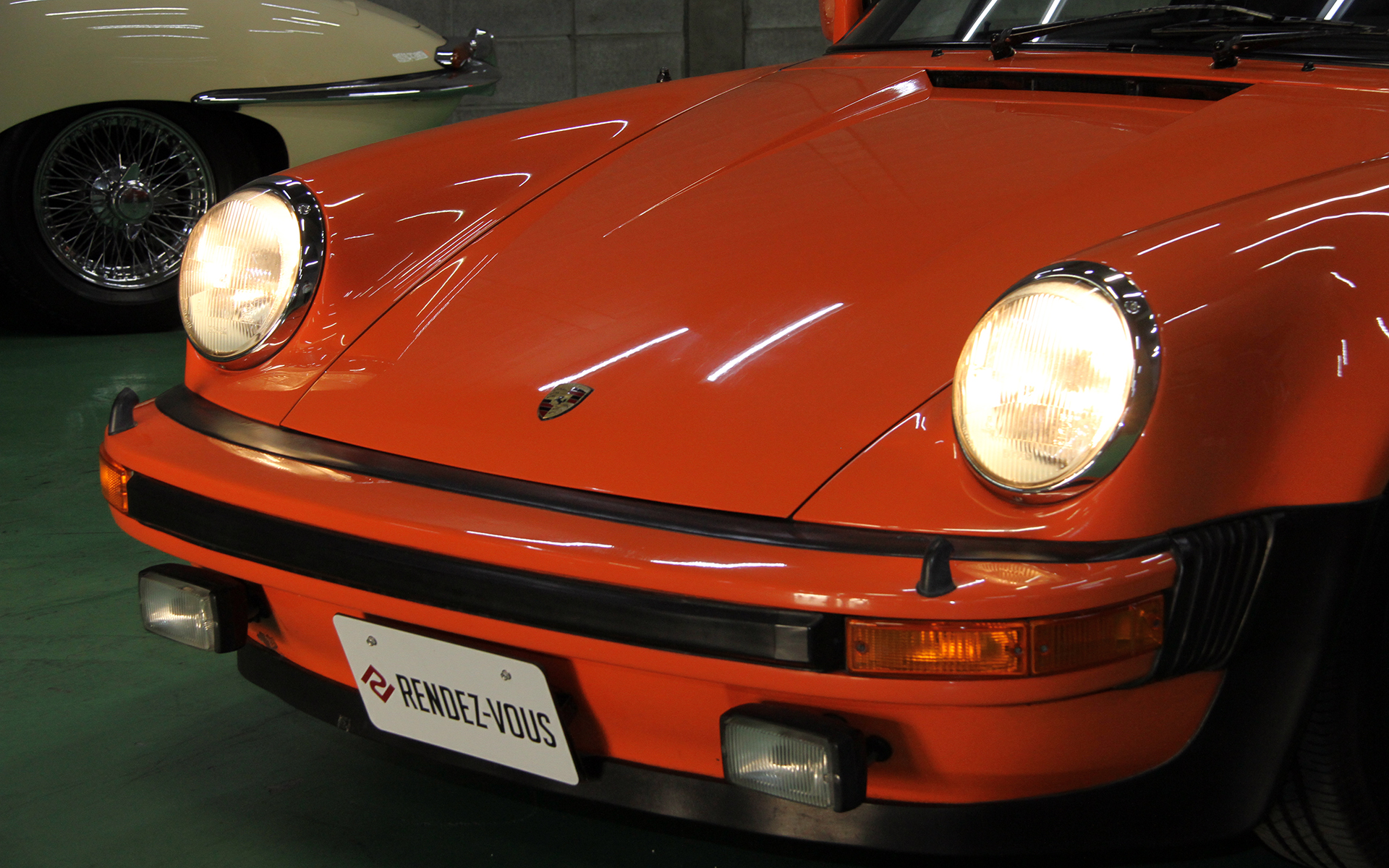 1975年式としては信じられないほど美しい状態を保つ一方、ステッカー類などは当時を想起させるもの