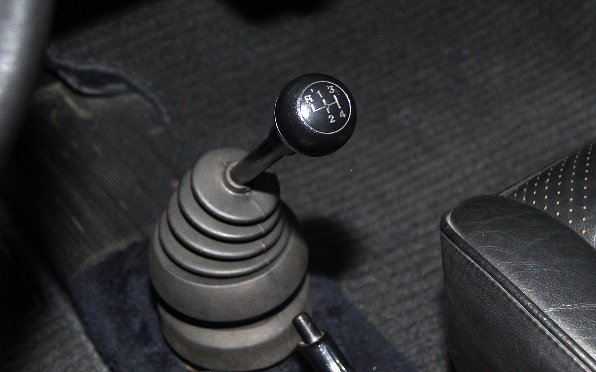 室内のコンディションもすばらしいもの。トランスミッションは4速MT。930ターボの純正度は「99％」としており、サンバイザーのアウターだけは非純正