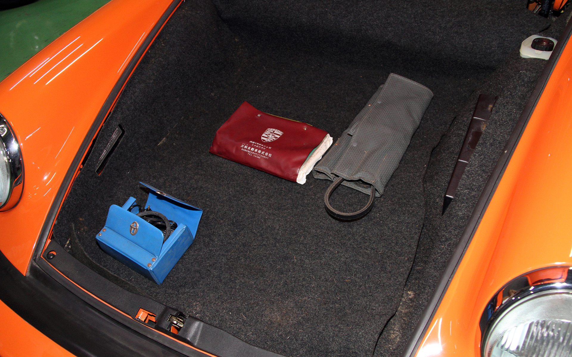 室内のコンディションもすばらしいもの。トランスミッションは4速MT。930ターボの純正度は「99％」としており、サンバイザーのアウターだけは非純正