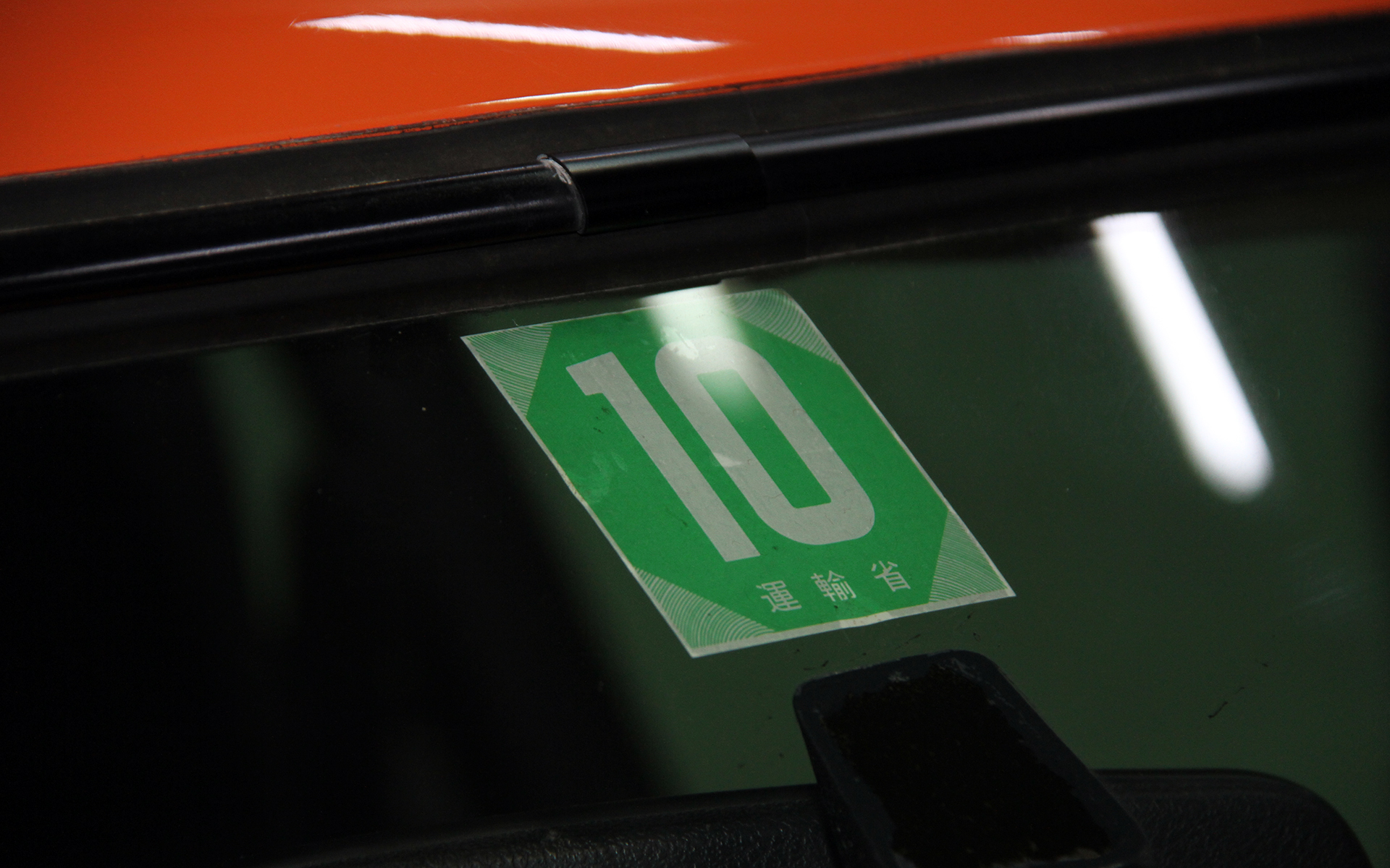 1975年式としては信じられないほど美しい状態を保つ一方、ステッカー類などは当時を想起させるもの