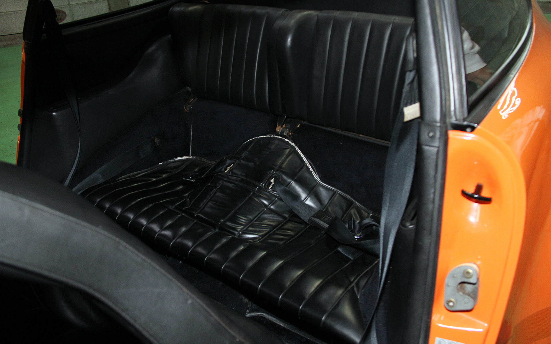 室内のコンディションもすばらしいもの。トランスミッションは4速MT。930ターボの純正度は「99％」としており、サンバイザーのアウターだけは非純正