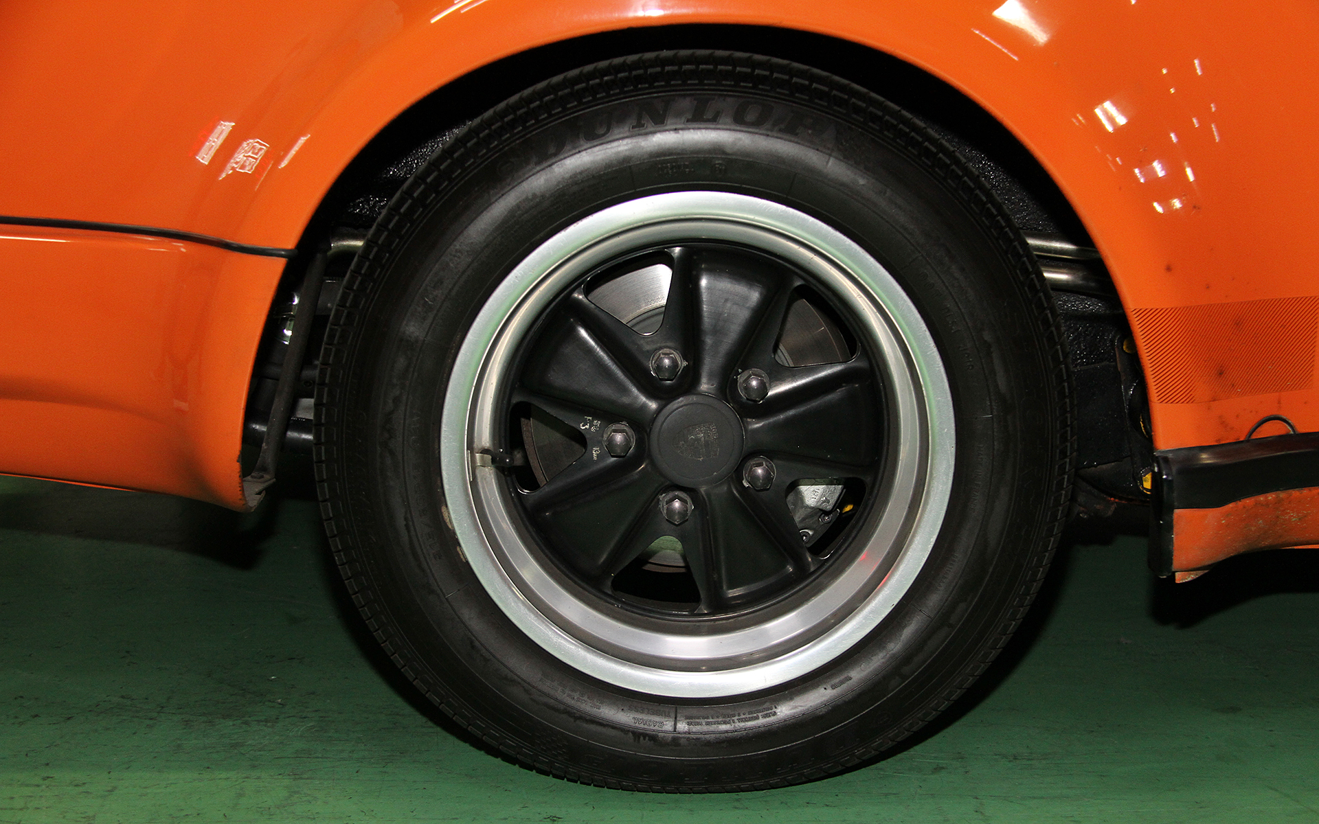 1975年式としては信じられないほど美しい状態を保つ一方、ステッカー類などは当時を想起させるもの