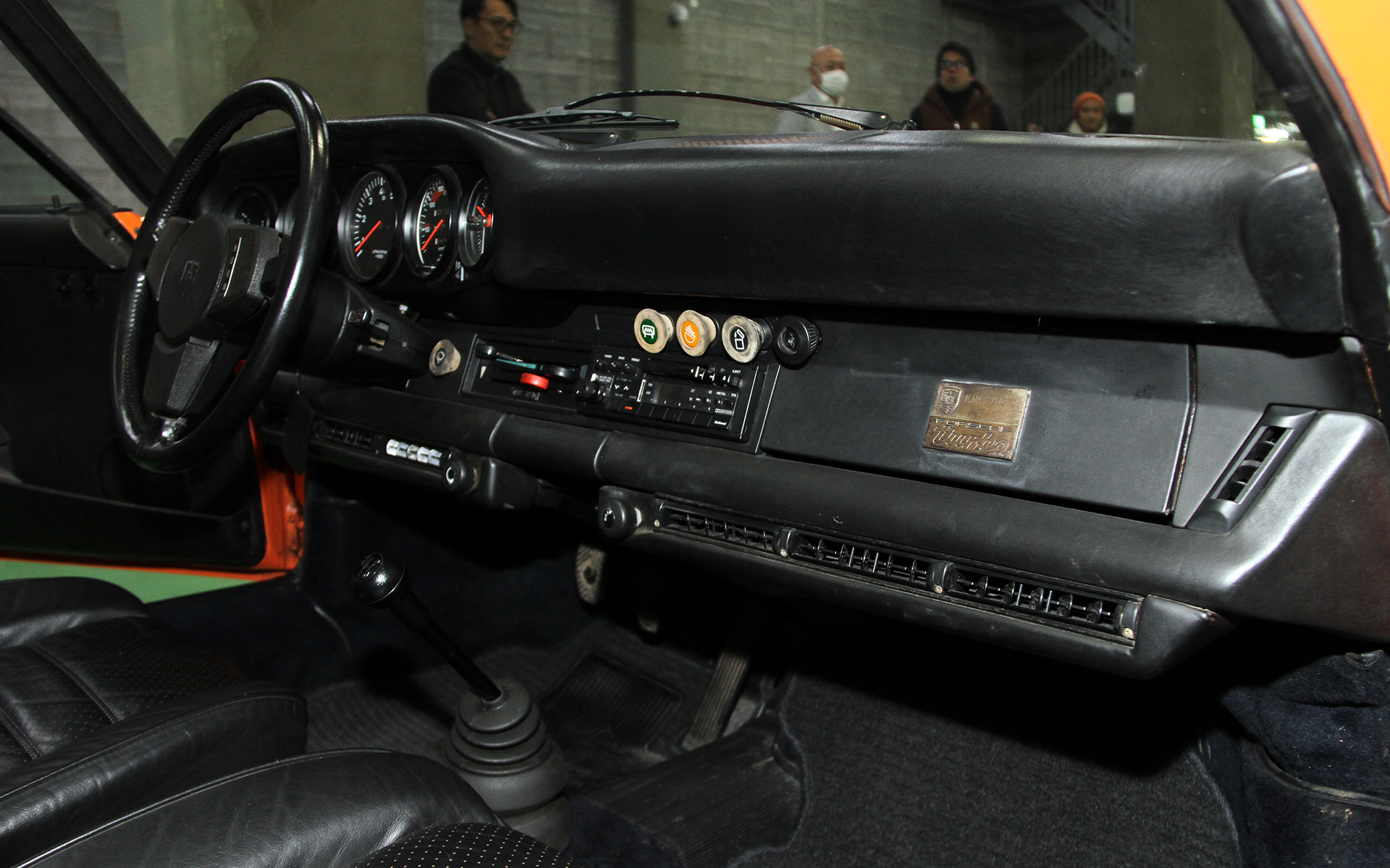 室内のコンディションもすばらしいもの。トランスミッションは4速MT。930ターボの純正度は「99％」としており、サンバイザーのアウターだけは非純正