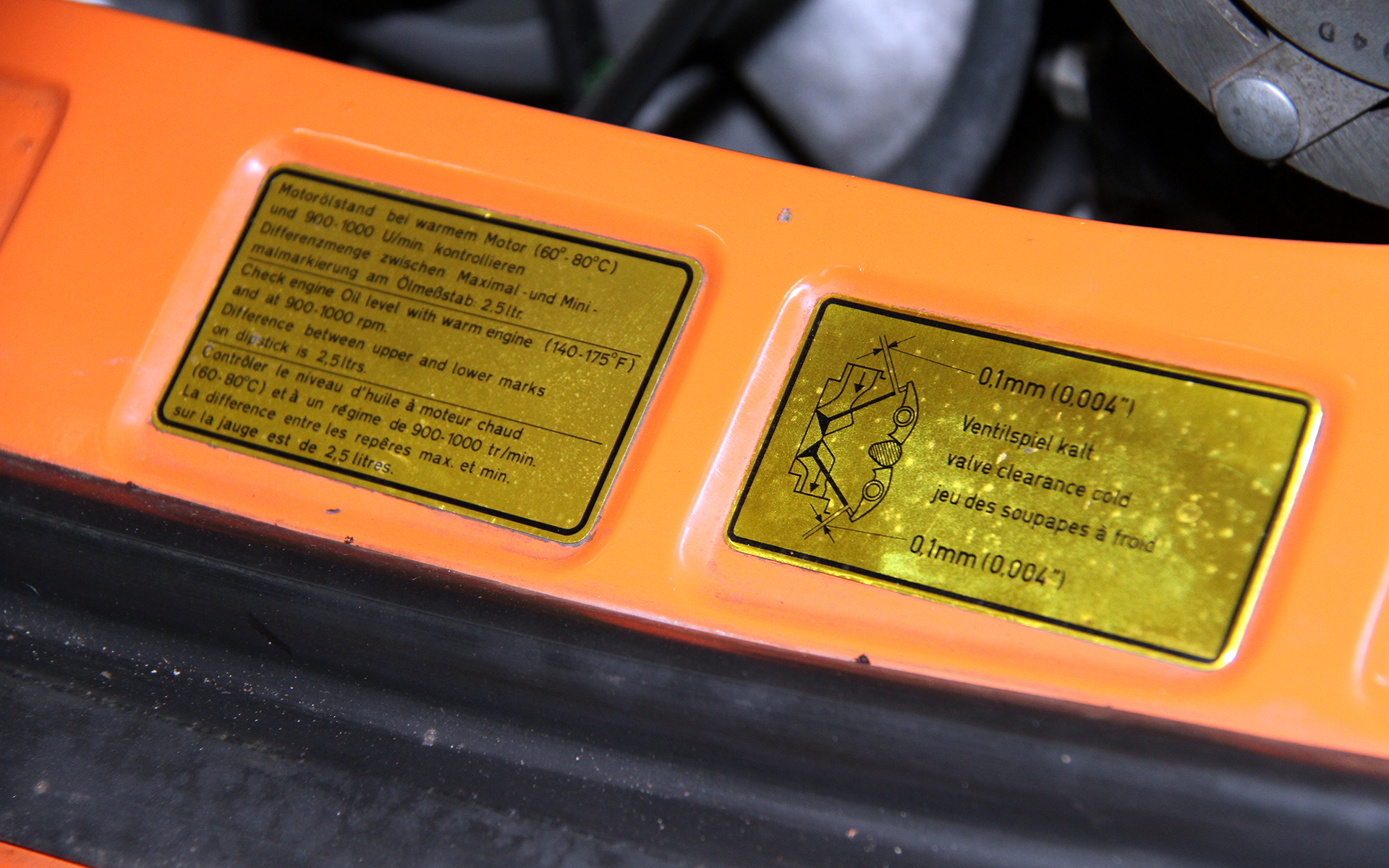 1975年式としては信じられないほど美しい状態を保つ一方、ステッカー類などは当時を想起させるもの