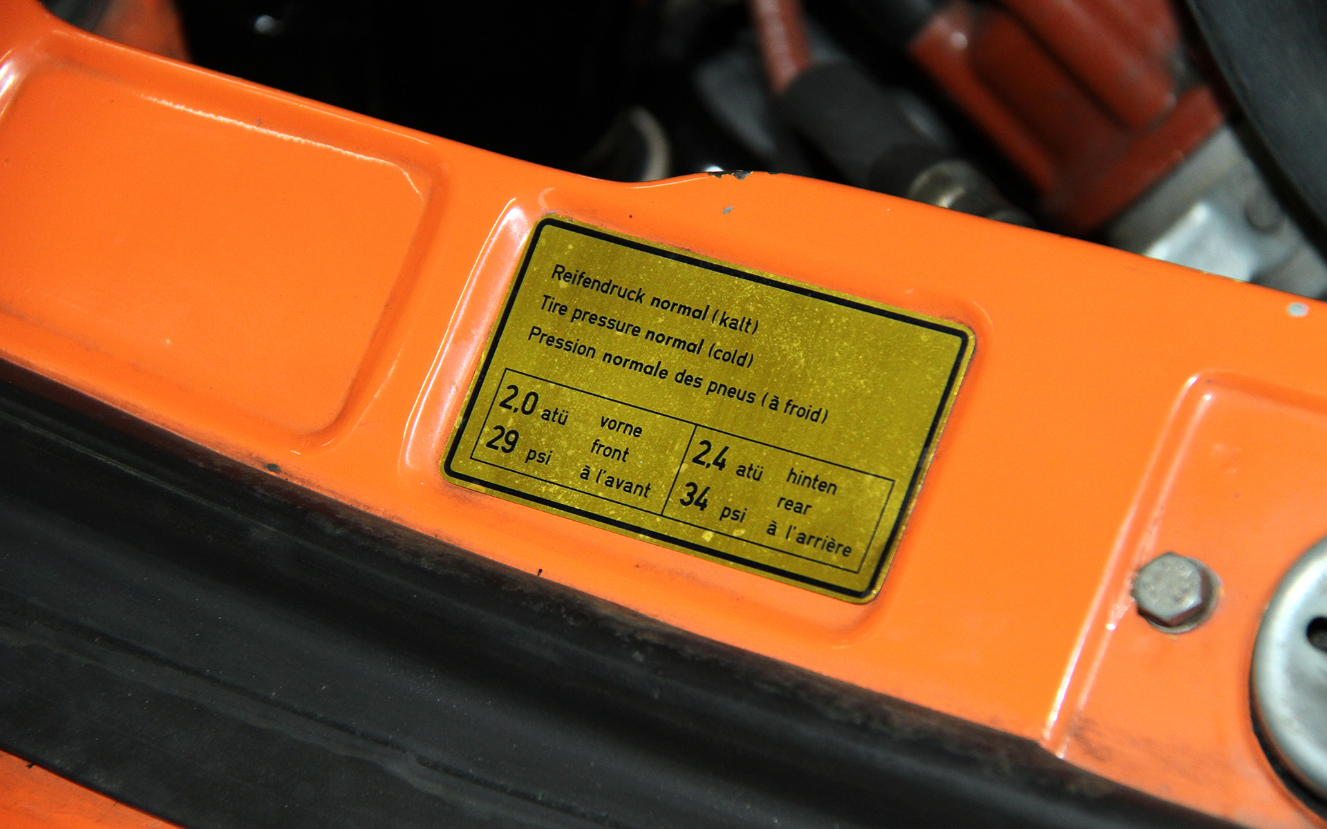 1975年式としては信じられないほど美しい状態を保つ一方、ステッカー類などは当時を想起させるもの