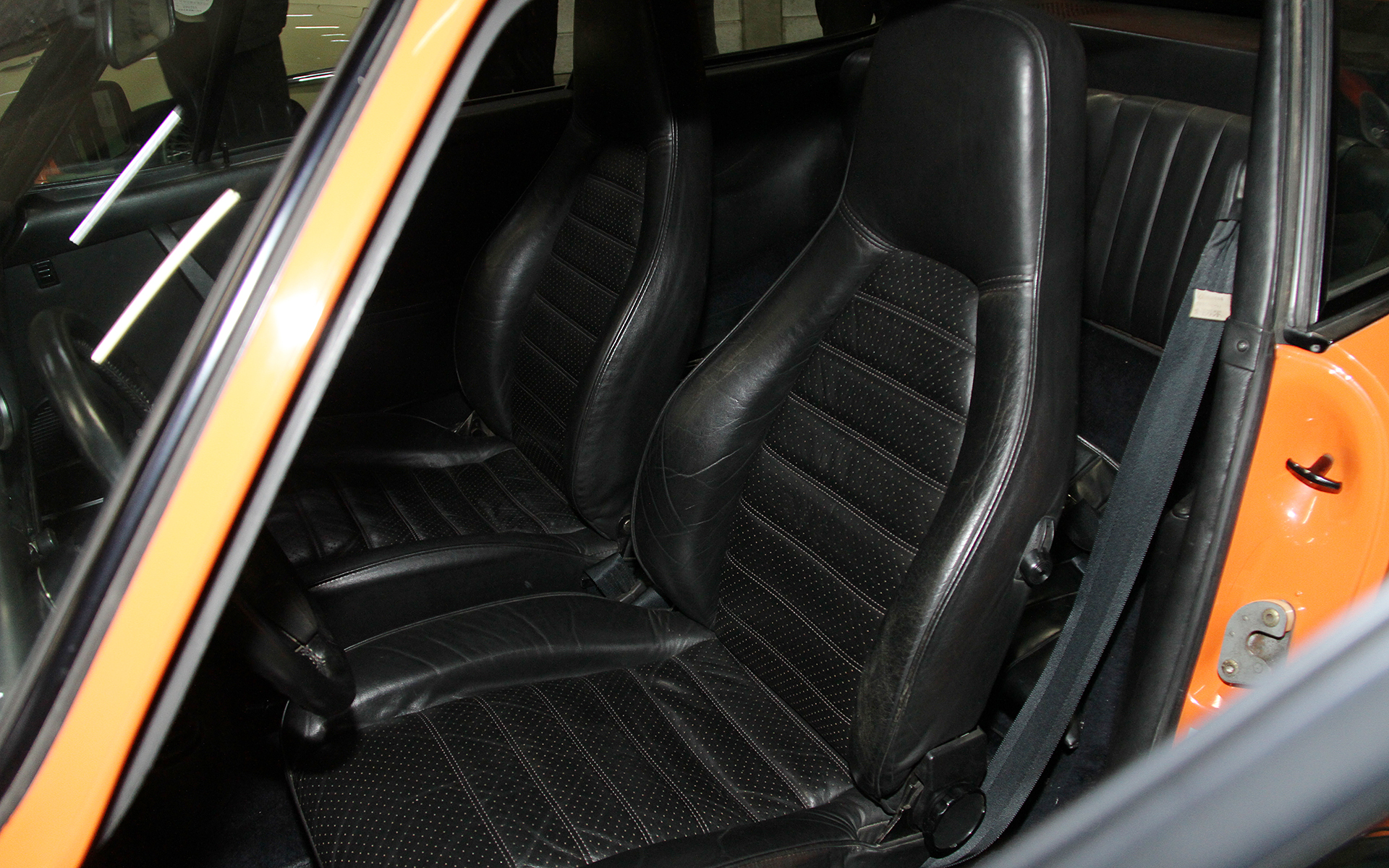 室内のコンディションもすばらしいもの。トランスミッションは4速MT。930ターボの純正度は「99％」としており、サンバイザーのアウターだけは非純正