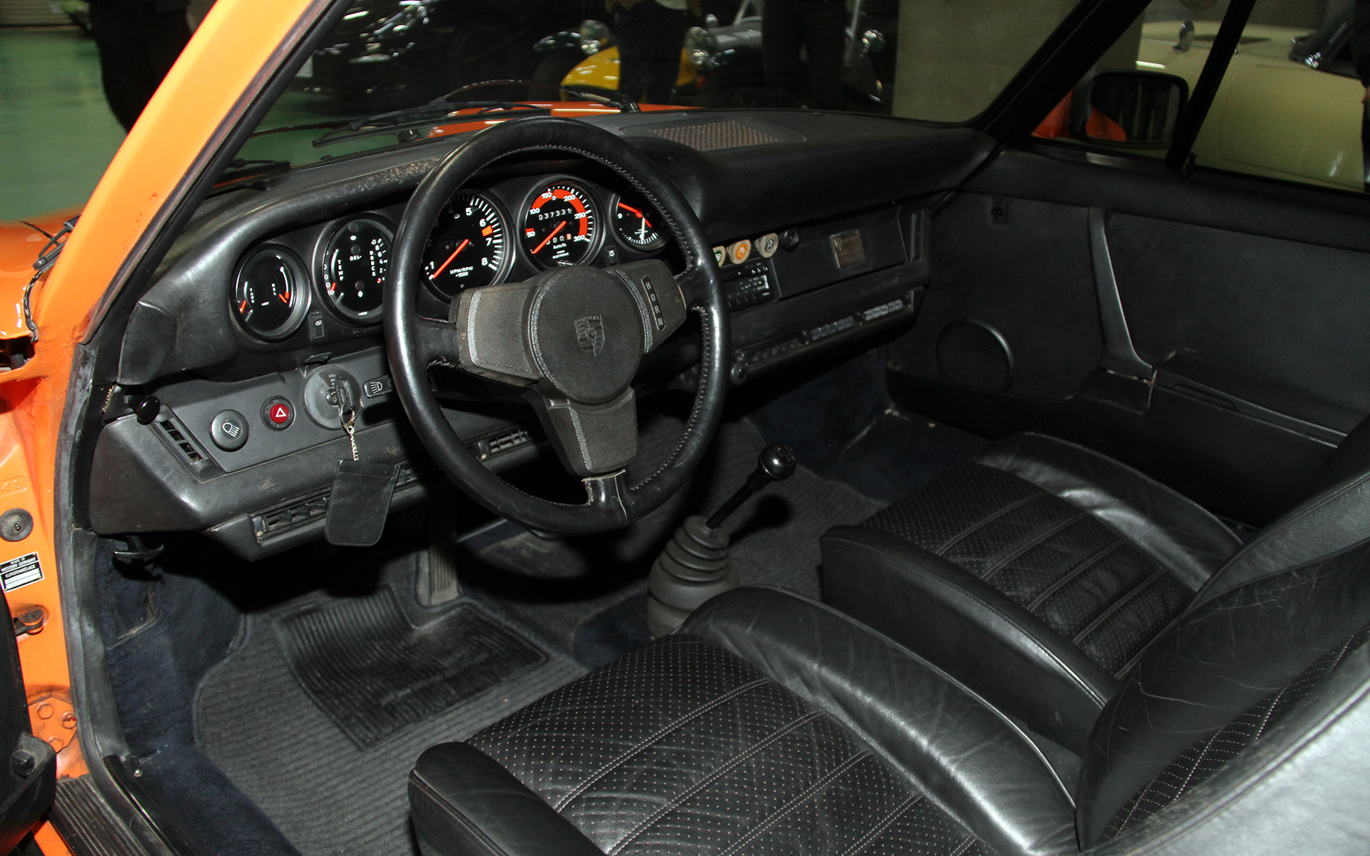 室内のコンディションもすばらしいもの。トランスミッションは4速MT。930ターボの純正度は「99％」としており、サンバイザーのアウターだけは非純正