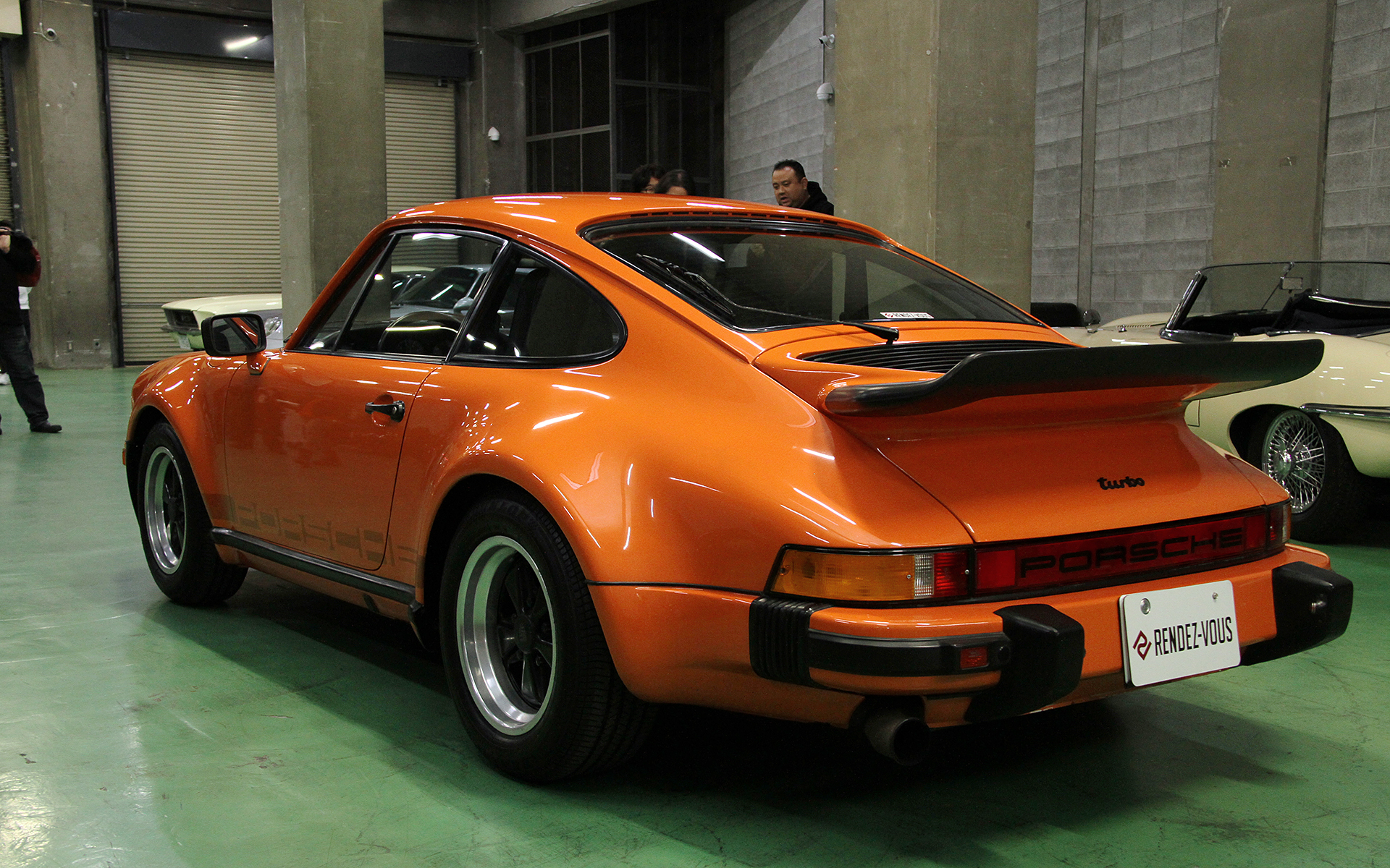 「文化的な価値を持つ車を再生させ、後世に残していきたい」との思いでレストアされた930ターボ。ワンオーナー車両で、ほとんどオリジナルの状態を保つ1台。930ターボの所有期間は1年間と定められている