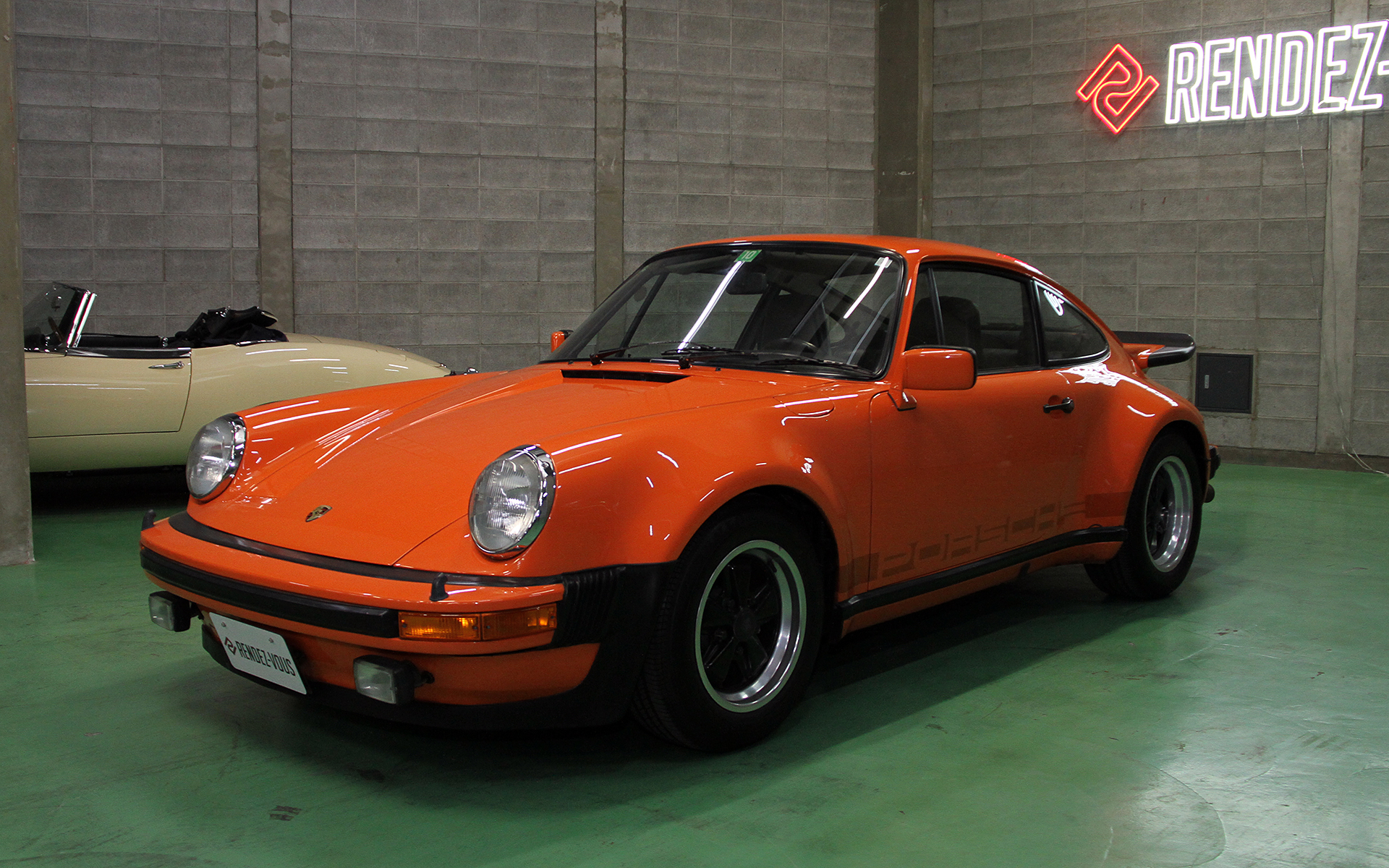 「文化的な価値を持つ車を再生させ、後世に残していきたい」との思いでレストアされた930ターボ。ワンオーナー車両で、ほとんどオリジナルの状態を保つ1台。930ターボの所有期間は1年間と定められている