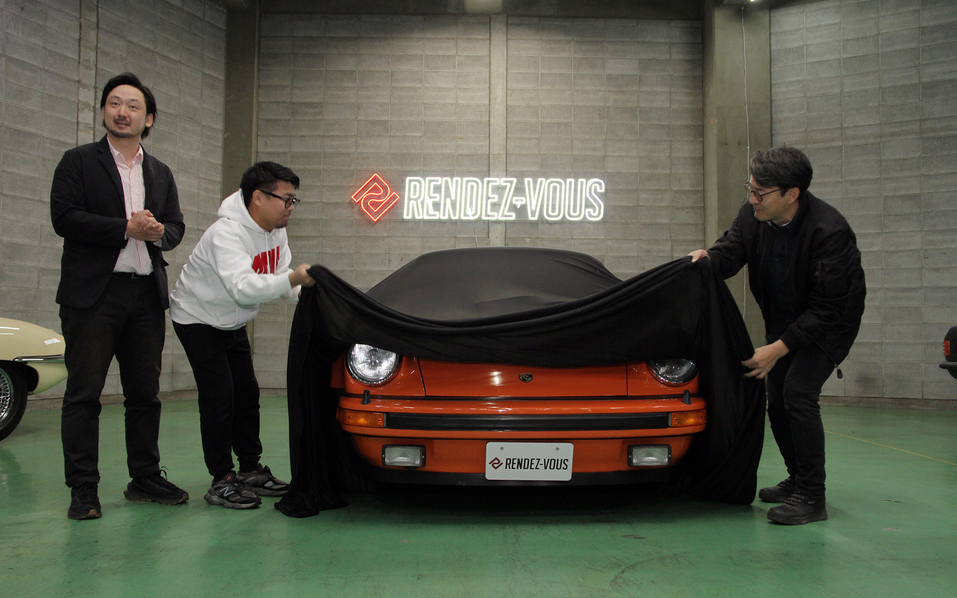 1975年式のポルシェ911ターボのアンベールのようす