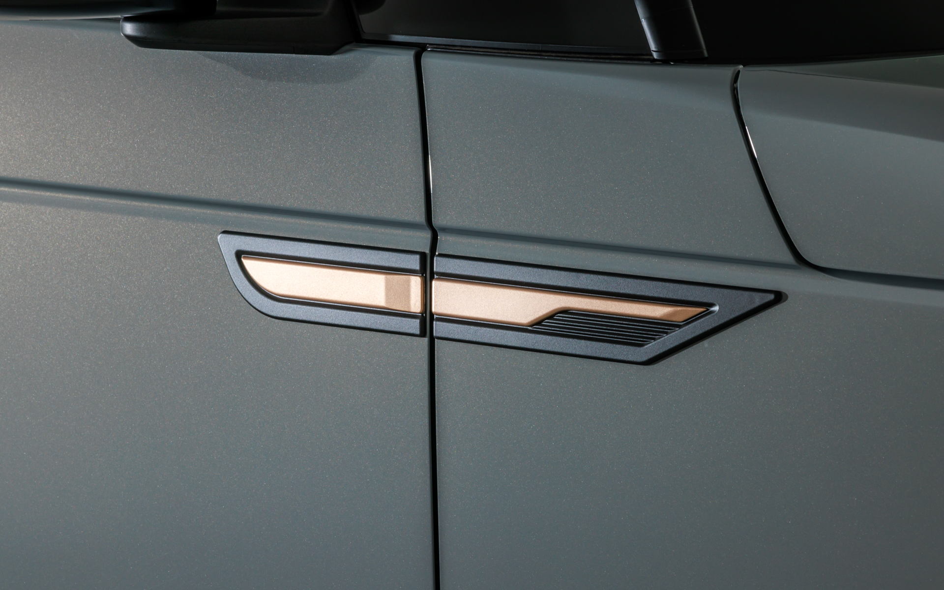 カッパー×マットブラックのサイドガーニッシュキットは、サイドロアガーニッシュとセットで3万800円