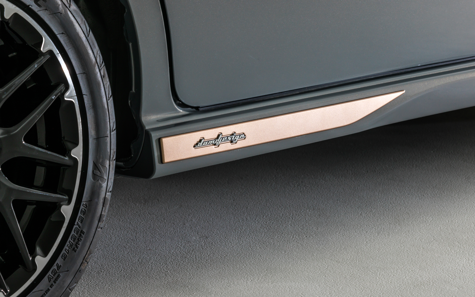 カッパー×マットブラックのサイドガーニッシュキットは、サイドロアガーニッシュとセットで3万800円