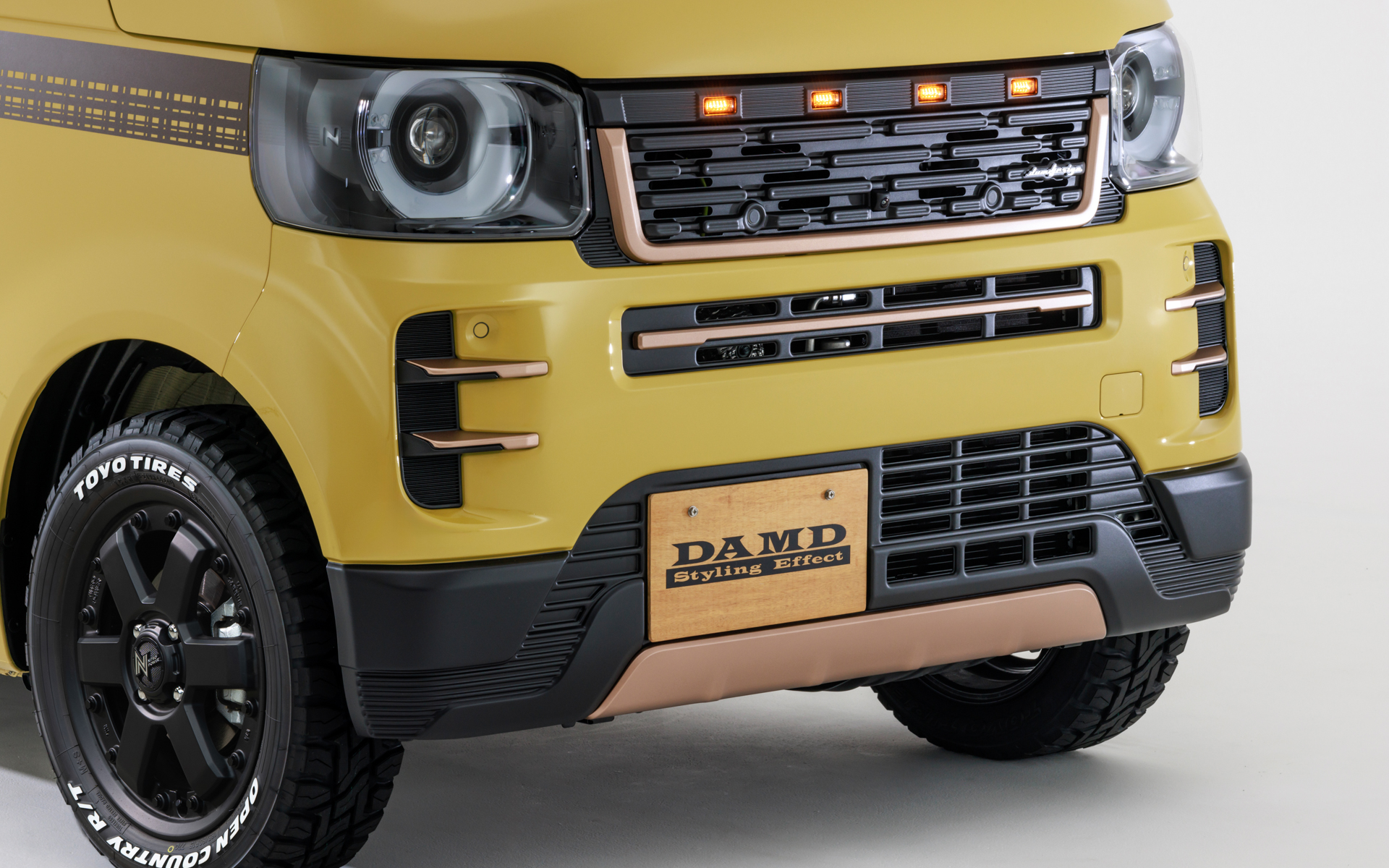 グリル上部の四連アクセサリーランプが個性を際立たせる