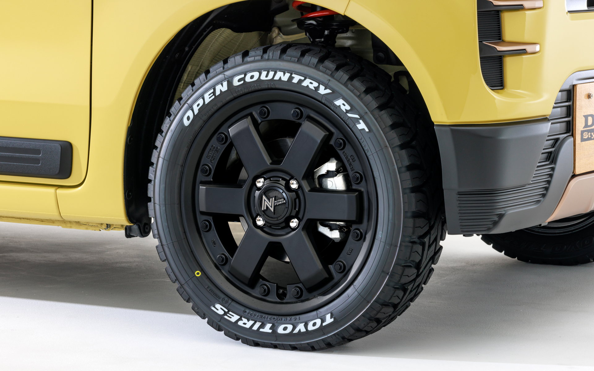 ホイールは「NITRO POWER M6 CARBINEのダークブロンズ（サイズは15×4.5J＋45）をチョイス