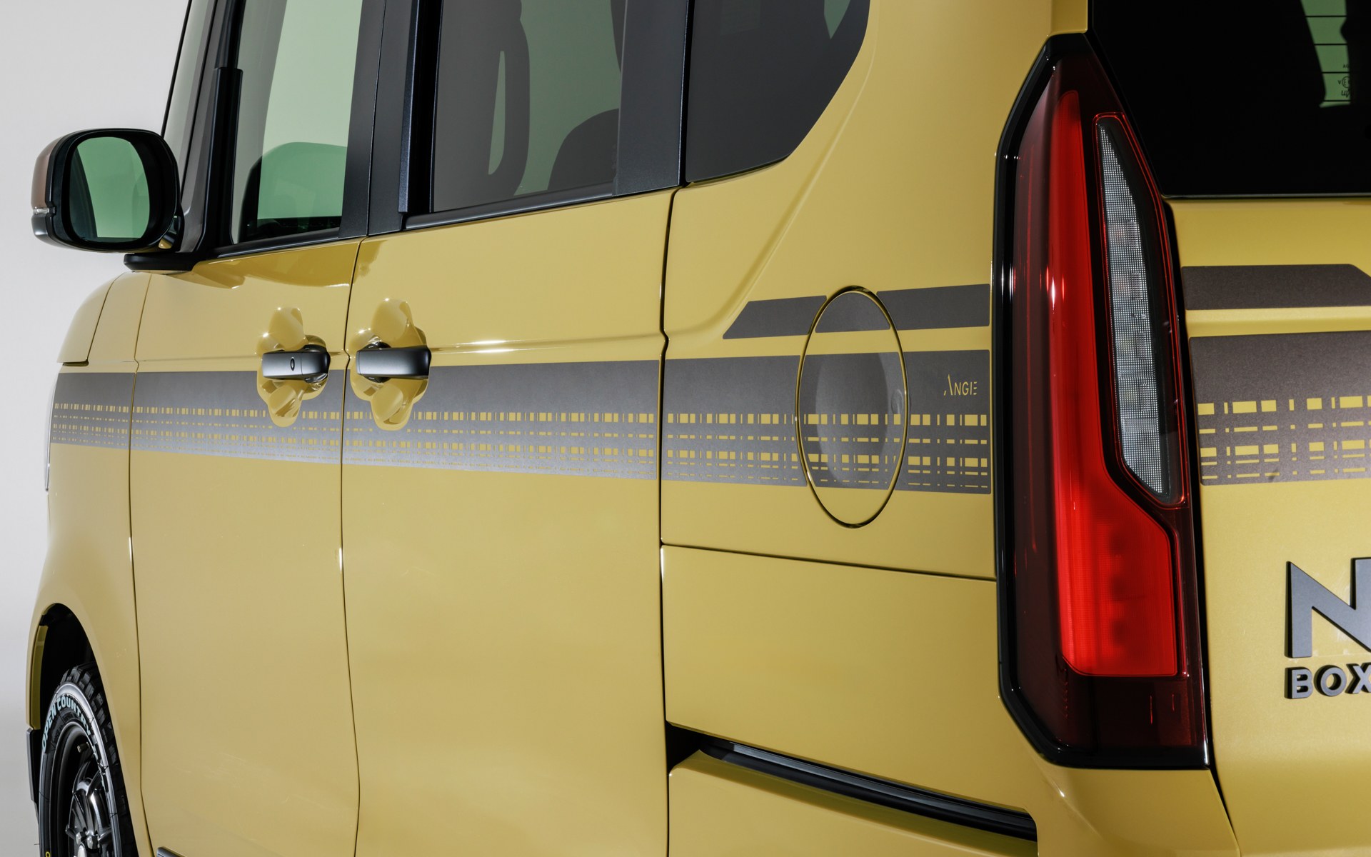 左右と後ろに貼る「3面ボディデカール」は6万4900円。色はブラウンメタリック