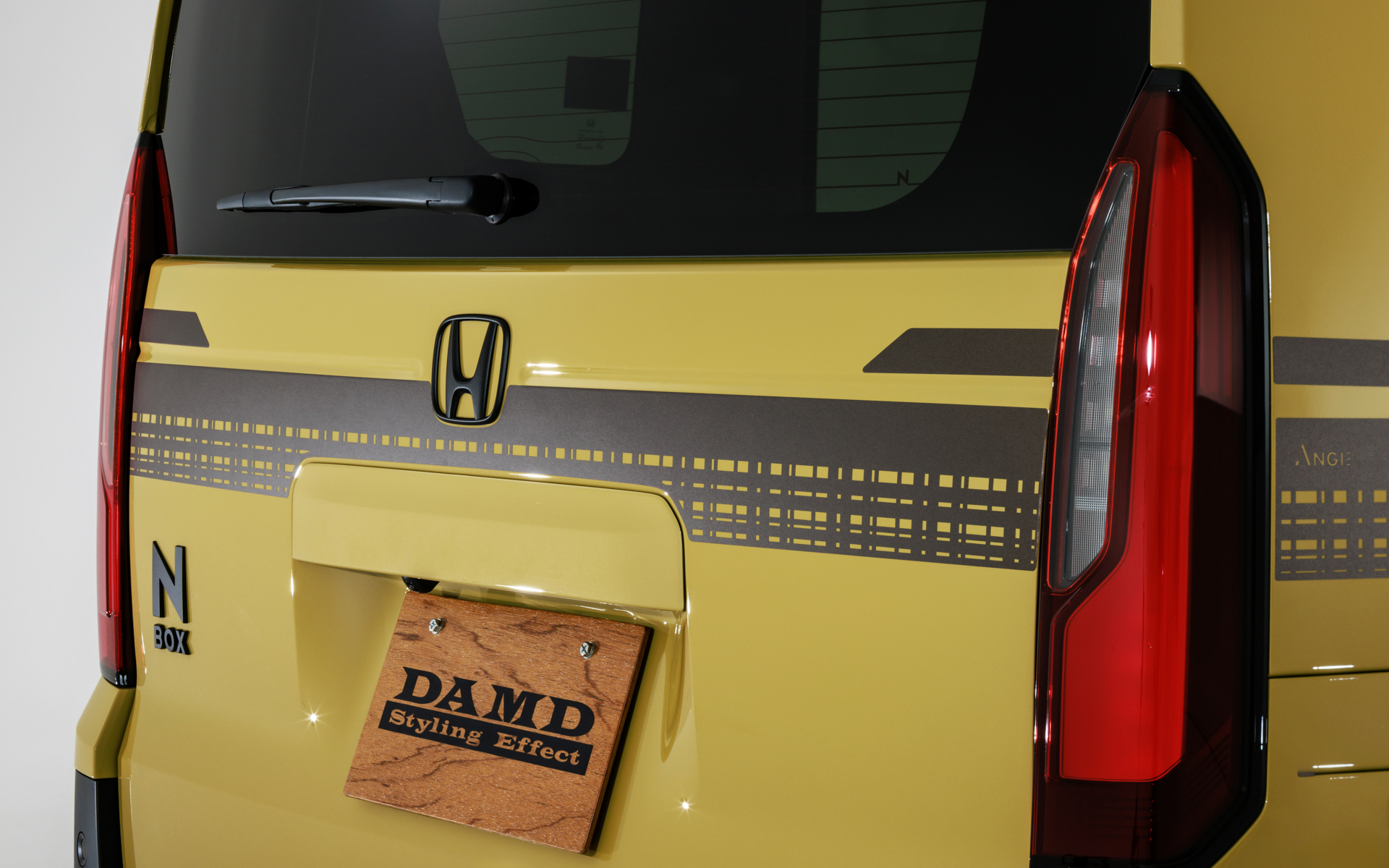 左右と後ろに貼る「3面ボディデカール」は6万4900円。色はブラウンメタリック