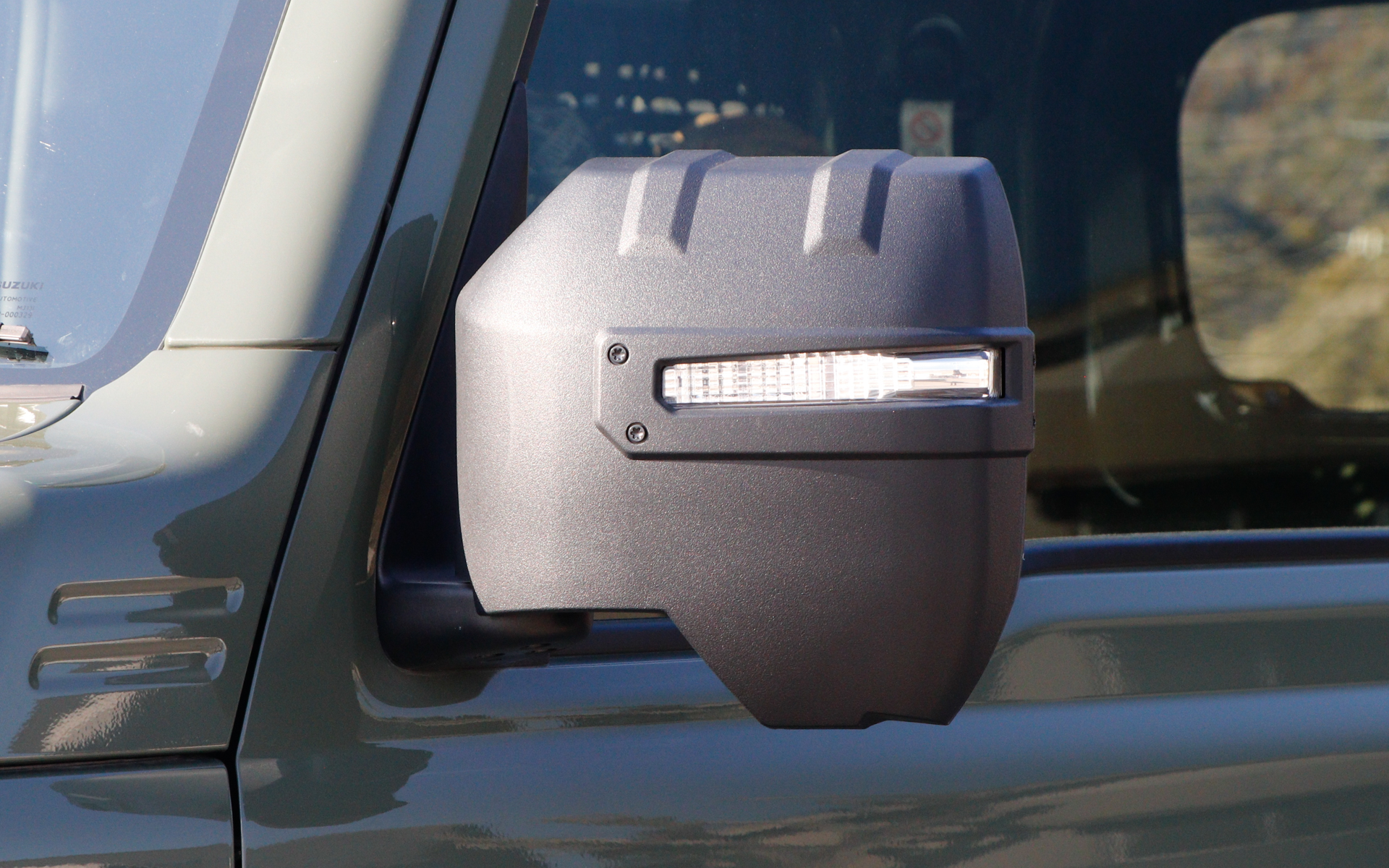 カーメイトがジムニー/ジムニーシエラ専用の「ドアミラーカバー」を発売した