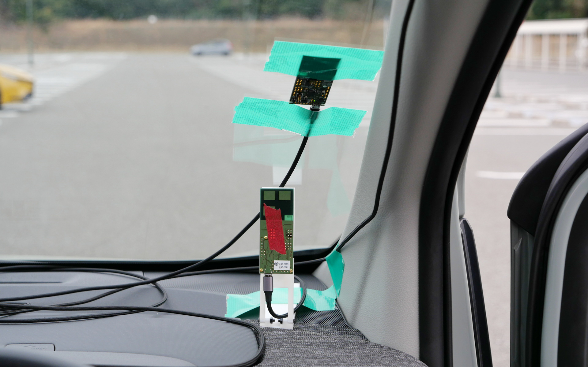 UWBおよびBLEで通信を行うためのアンテナも設置