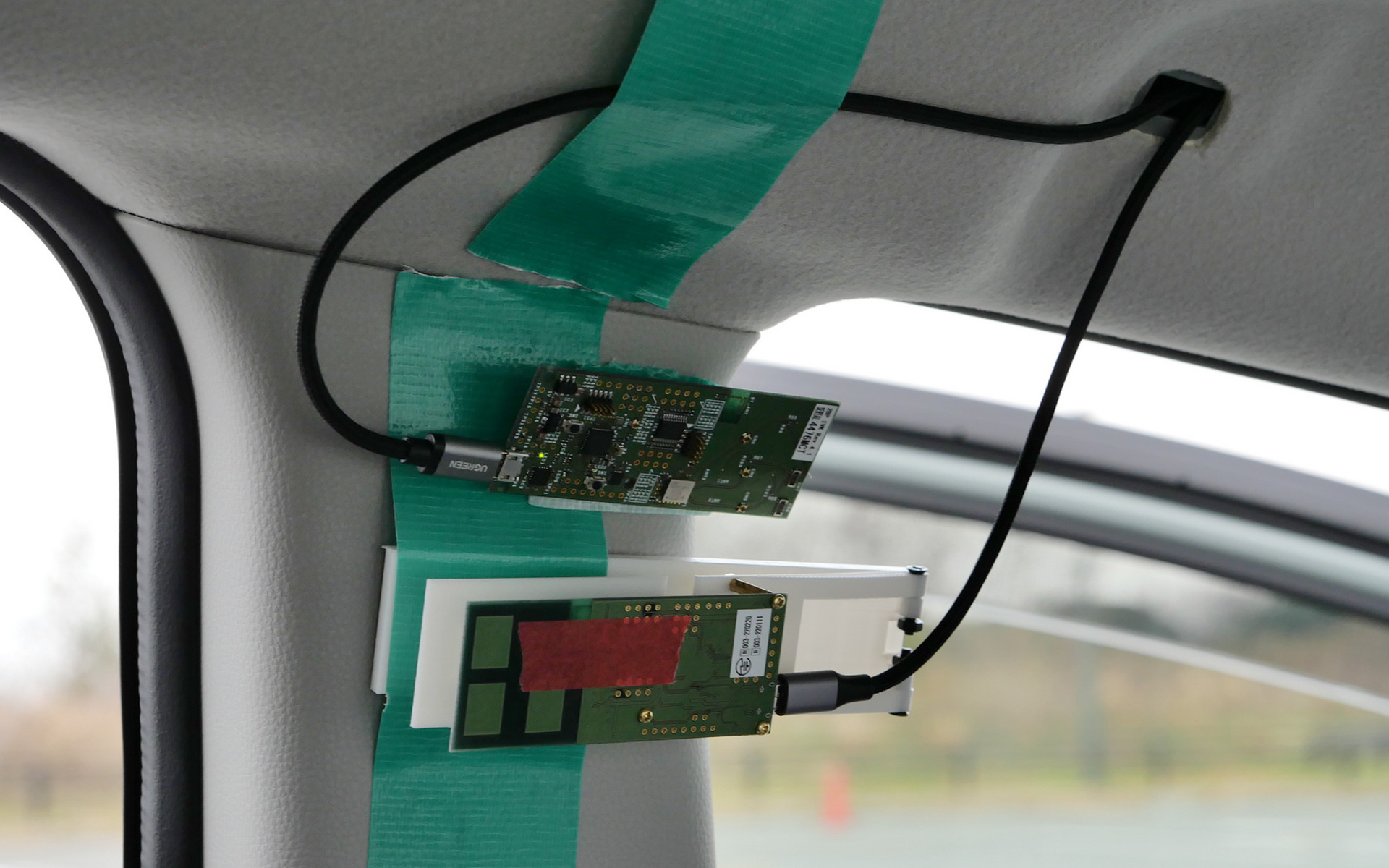 アンテナはフロントガラスまわりや側面の扉付近に、車内通信用4基、車外通信用4基の計8基設置