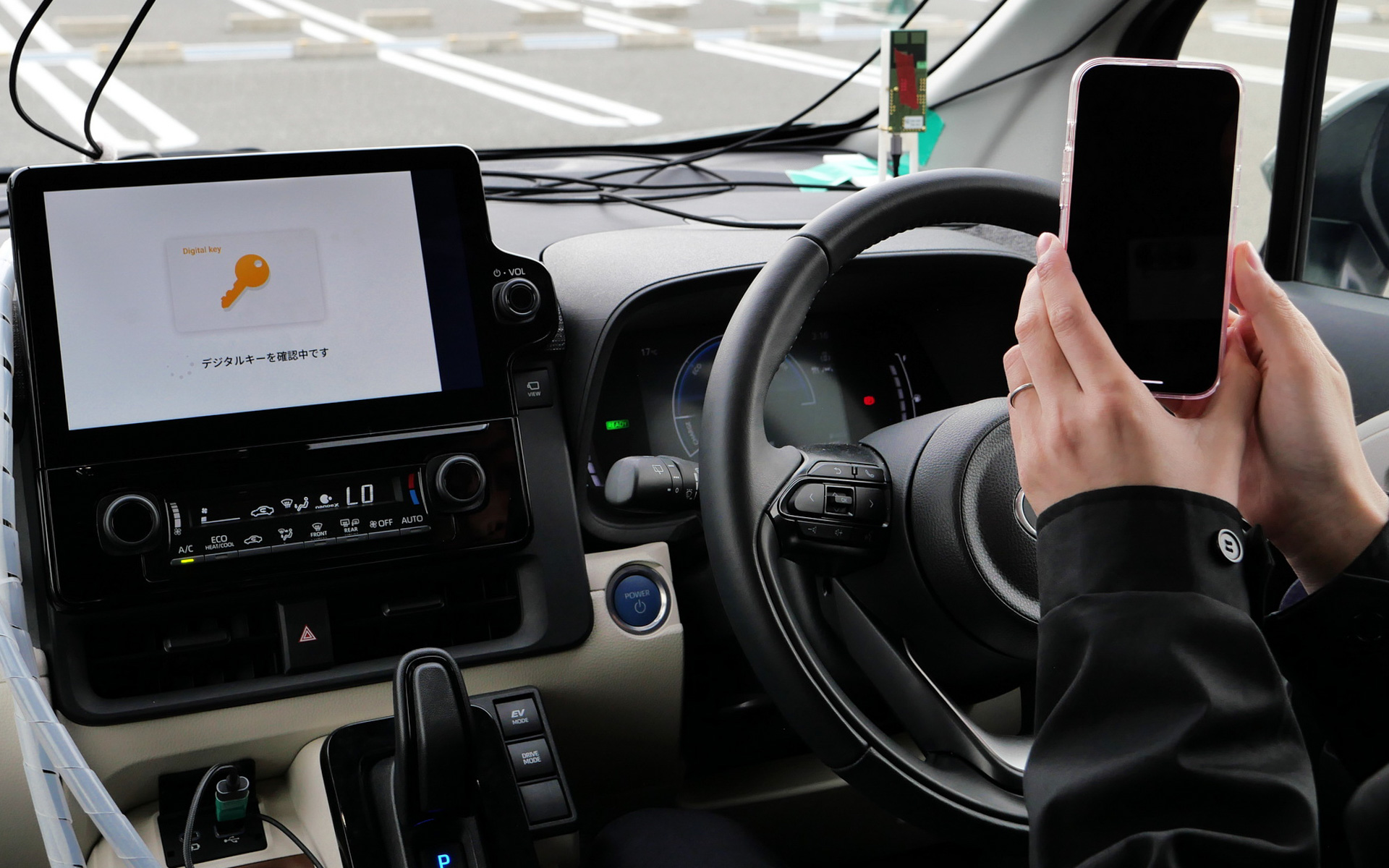 今回はレンタカーに乗車したところから体験。クルマウォレットがスマートフォンとUWBとBLEを利用した無線通信を行ない、デジタルキーを確認する