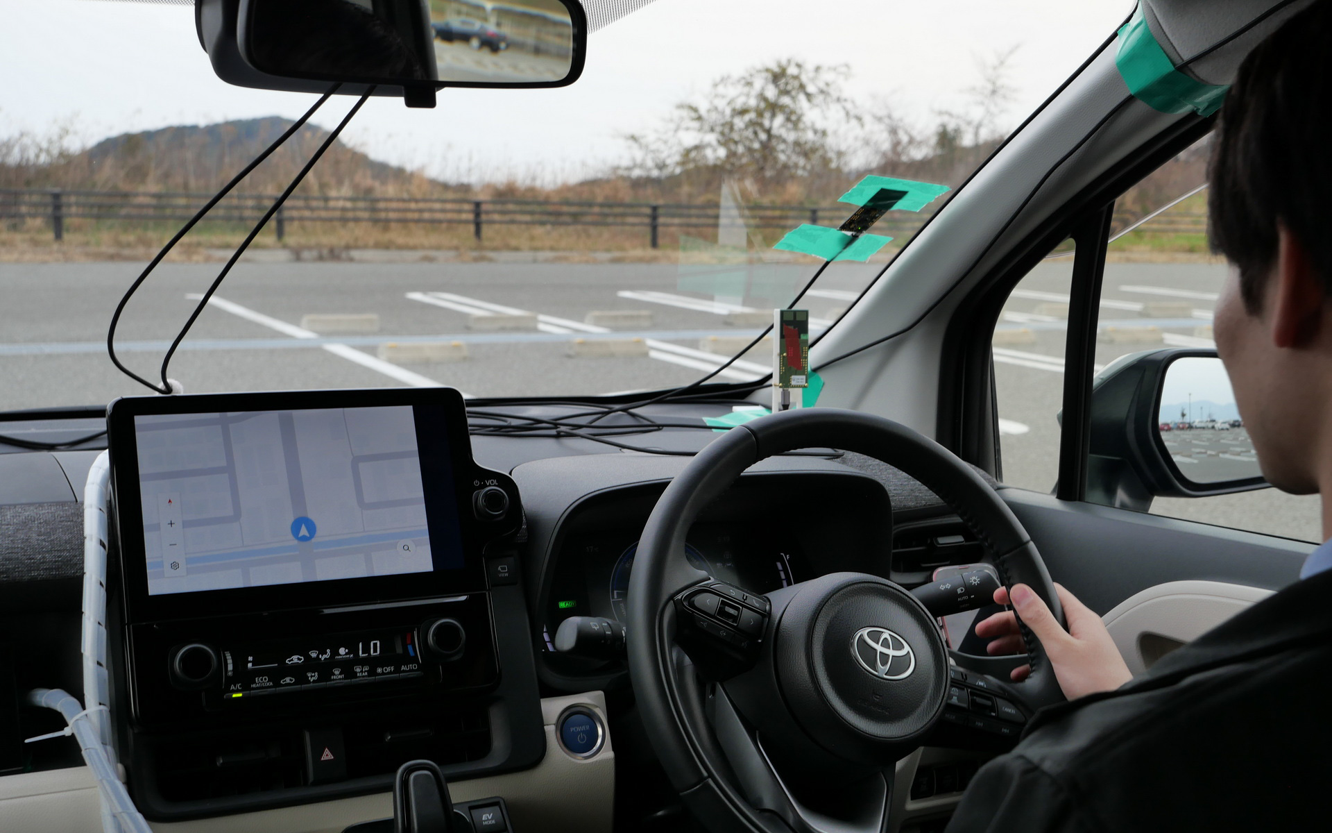 運転中もUWBでスマートフォンの位置を正確に特定し、正しい利用者が運転していることを確認する