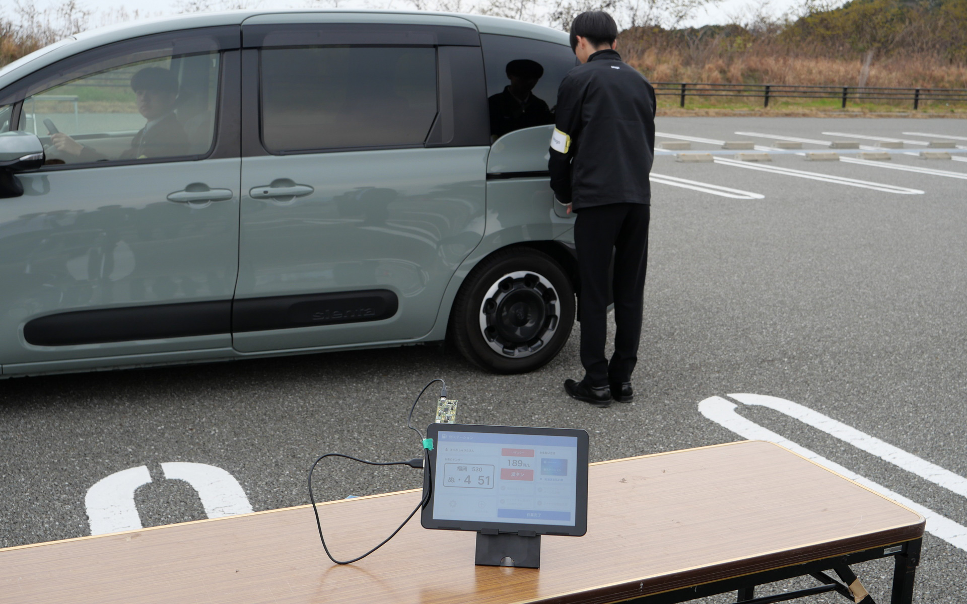 店舗はその内容に従ってサービスを提供する