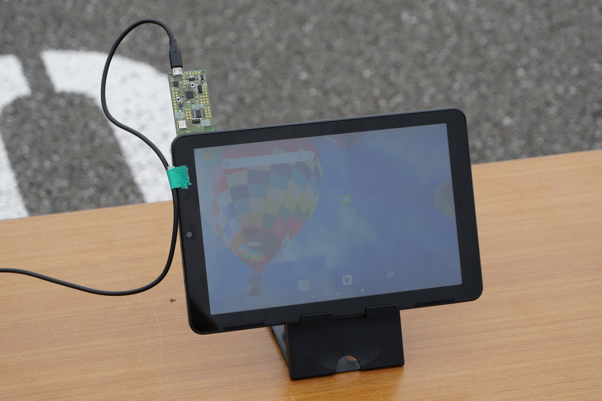 店舗のシステムを想定したタブレットを利用して実証実験が行われる