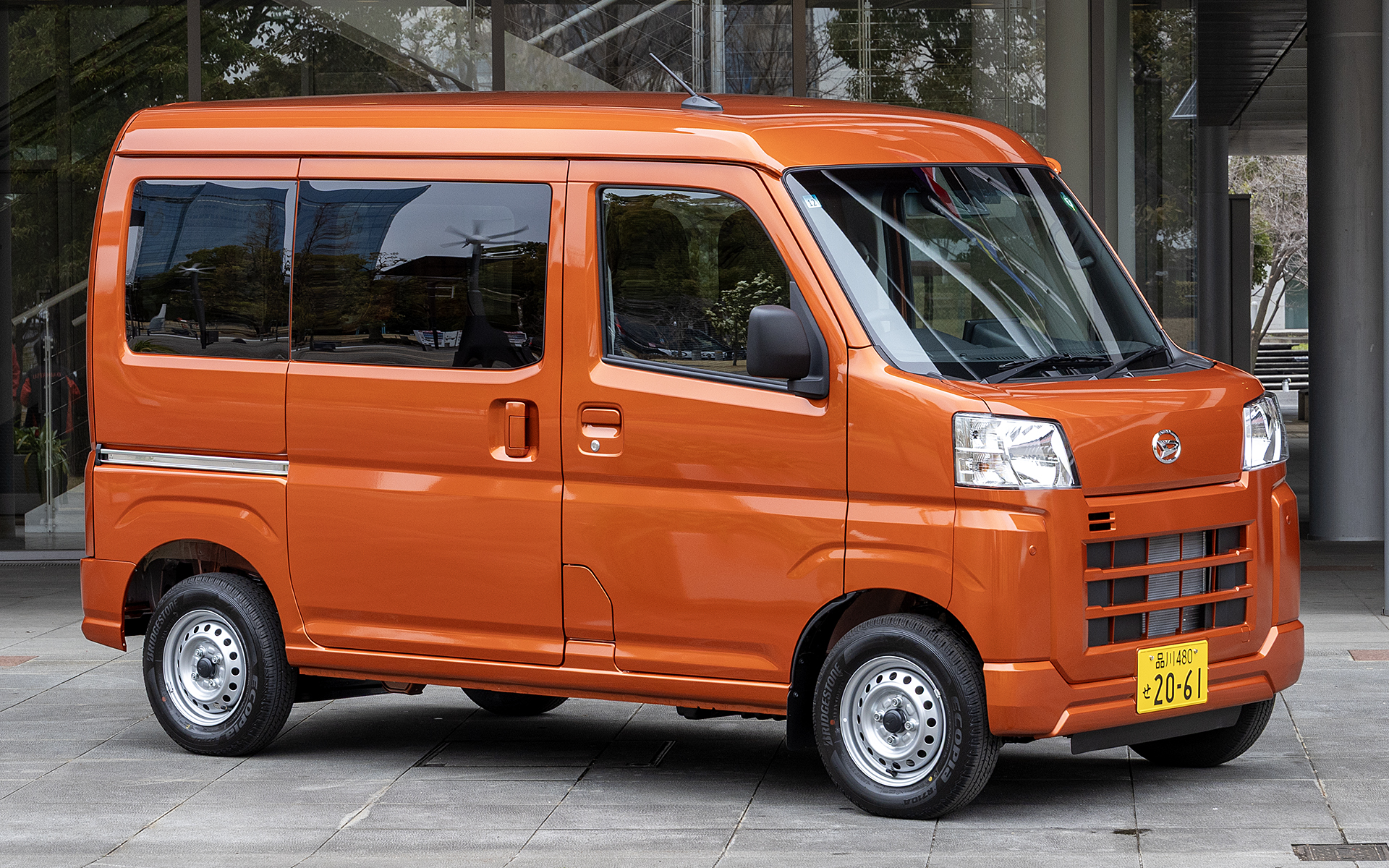 ハイゼットカーゴ。グレードはデラックス。ボディカラーはトニコオレンジ