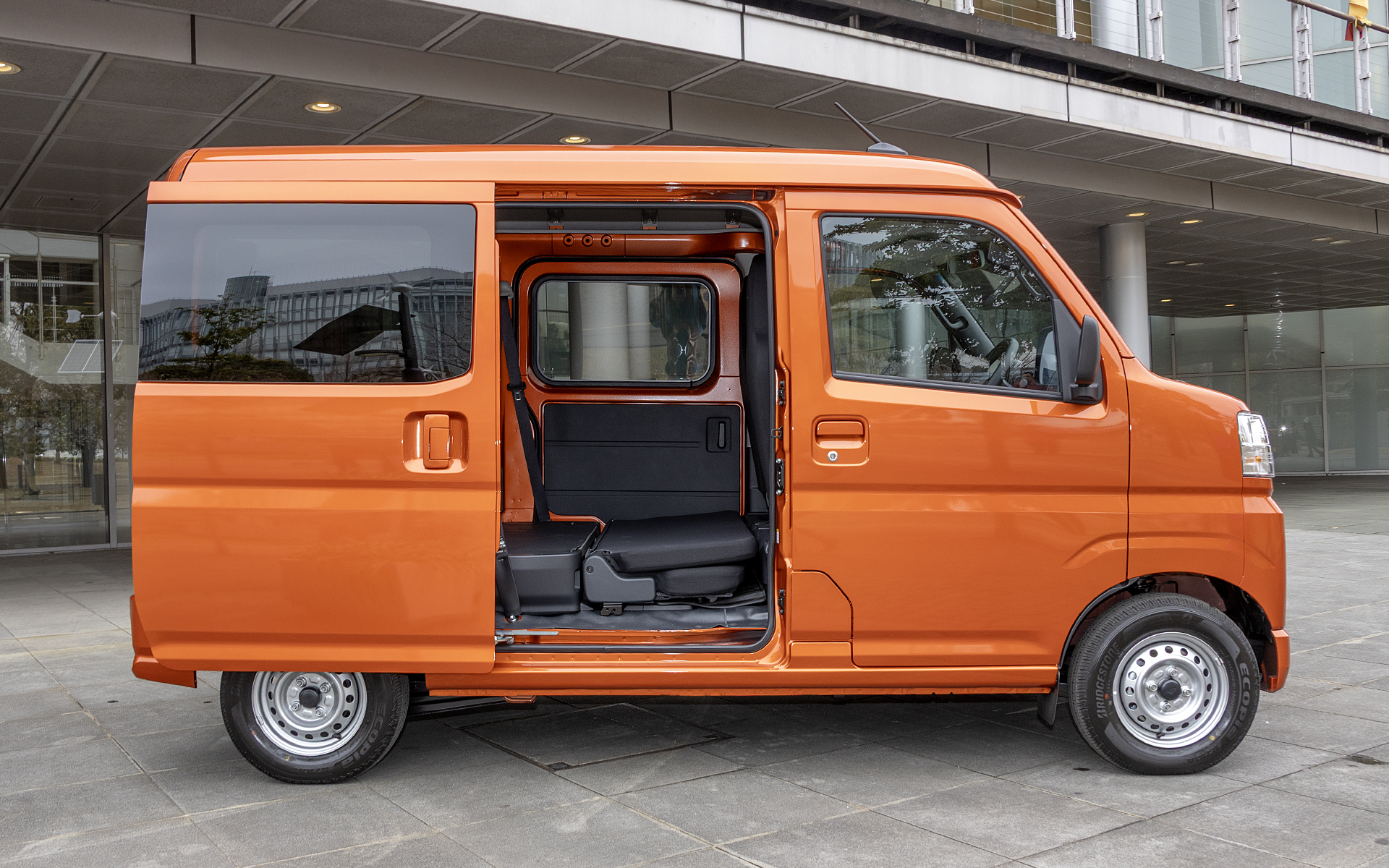 スライドドア開口部の高さは1210mm。スライドドア開口部の幅は785mm