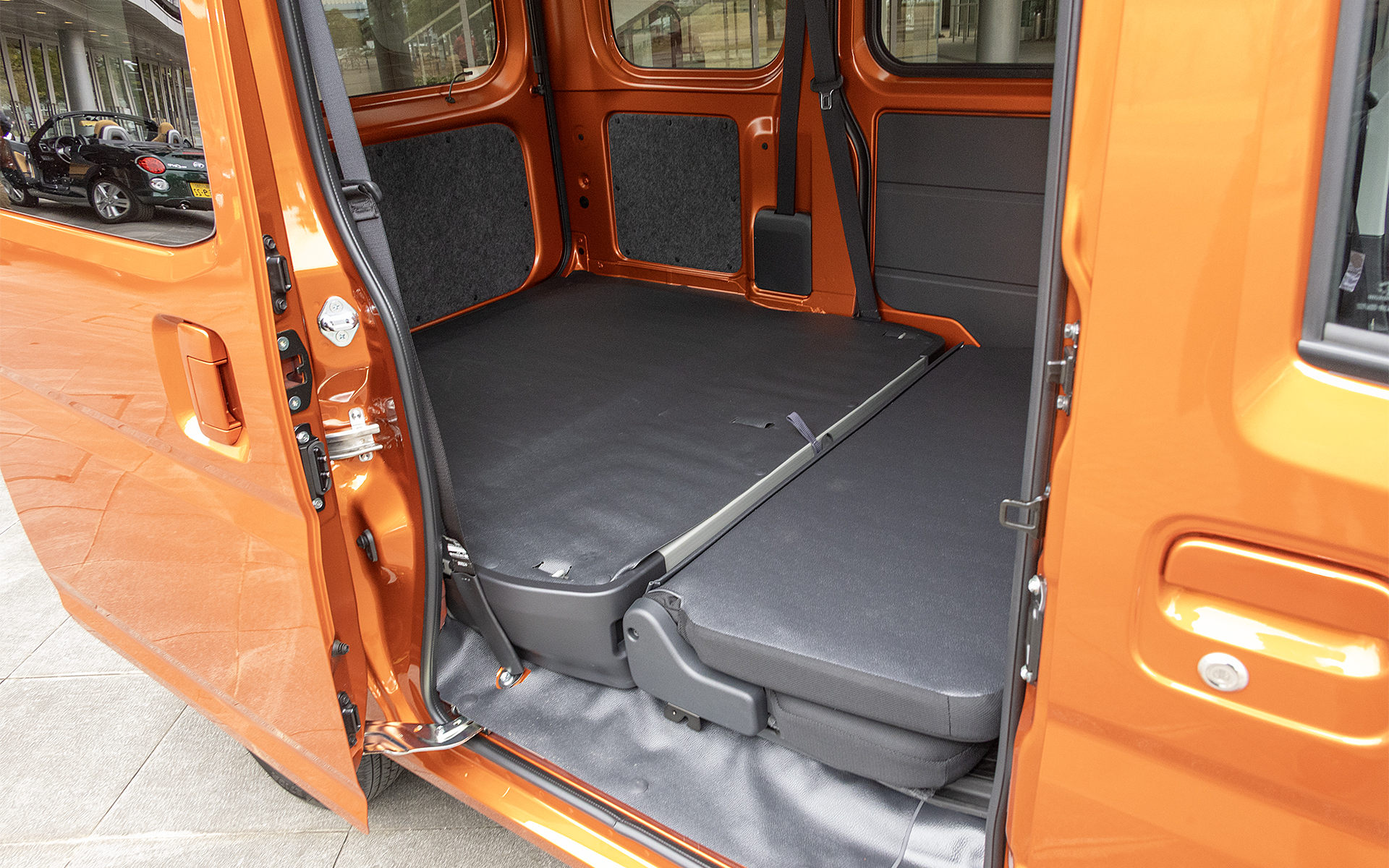 2列目シートをたたむとラゲッジのフロアと同じ高さになる