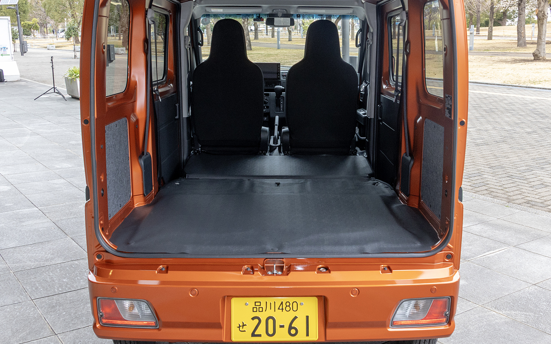 2列目シートをたたんで2名乗車の状態。荷室長は1915mm。荷室幅は1270mm