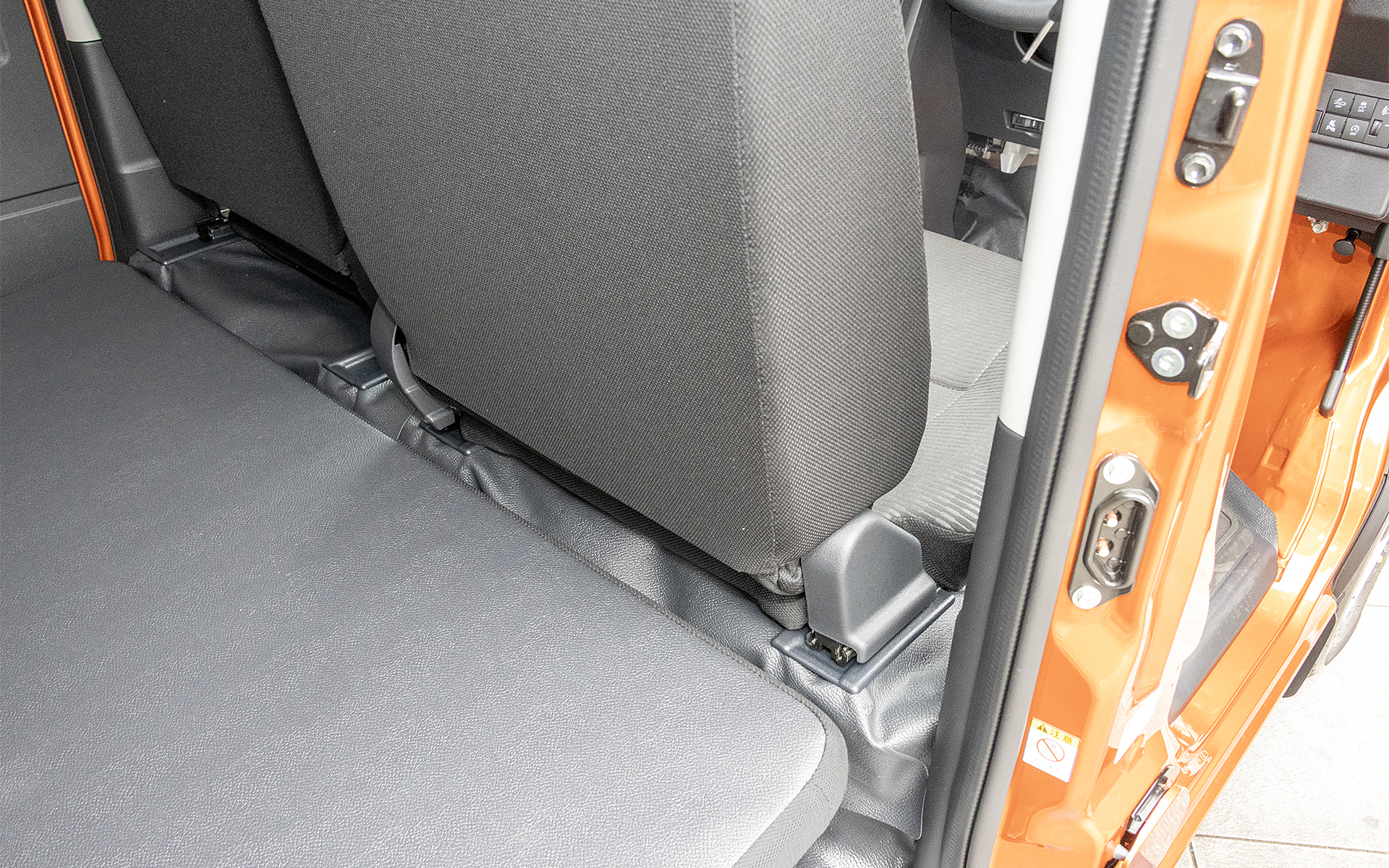 前席下のフロアも荷室のフロアと同じ高さとすることで荷室長を稼いでいる