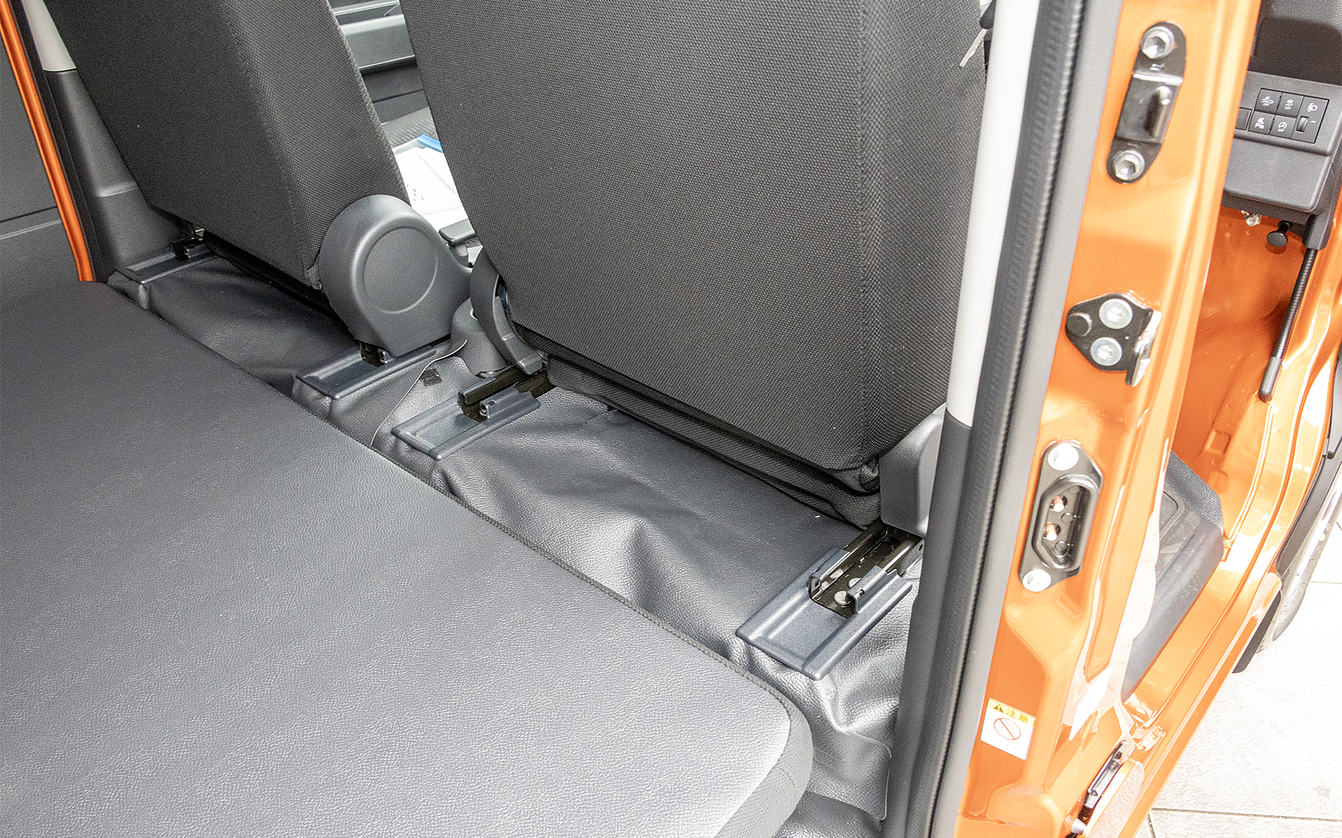 2列目シートを倒し前席を前にスライドさせると身長が高い人でも足を伸ばして寝転ぶことができる