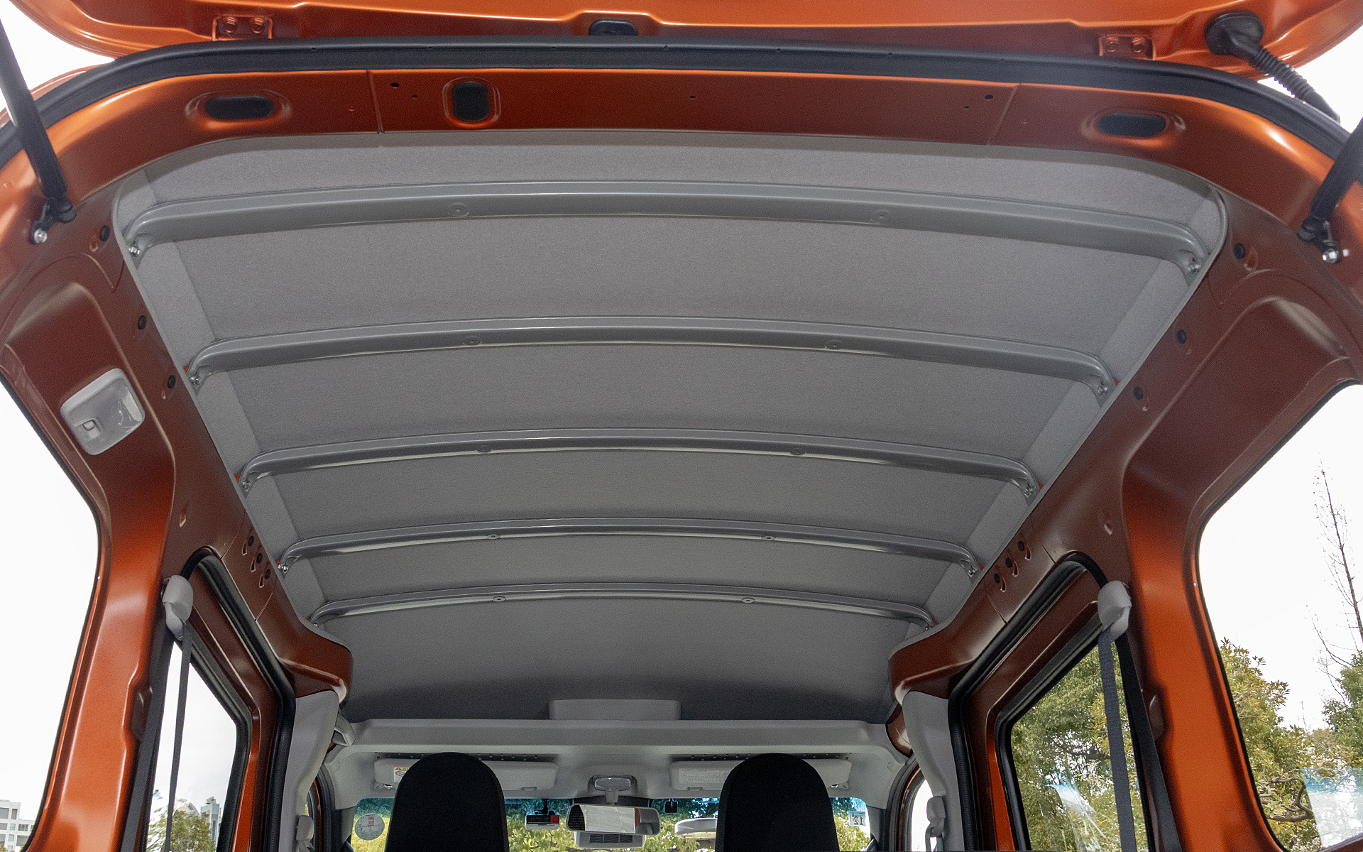 デラックスグレードに天井トリムは付いていないので横方向のバーがむき出しになる。ここにはネジ止め用のユースフルナットがあり、用途に応じた荷室のアレンジがしやすい