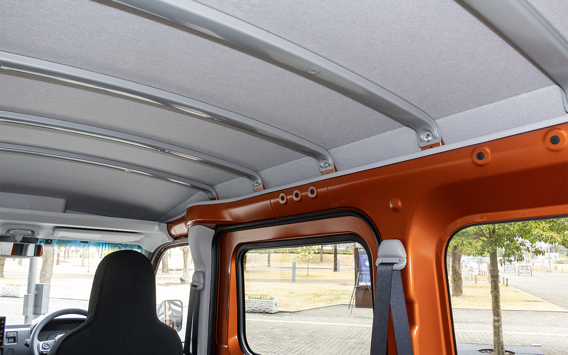 天井と壁面の境目は壁面の内側がちょっとしたポケット状になっている。もの入れとして設定したわけではないがここに仕事用の小物を入れておく人が多いという