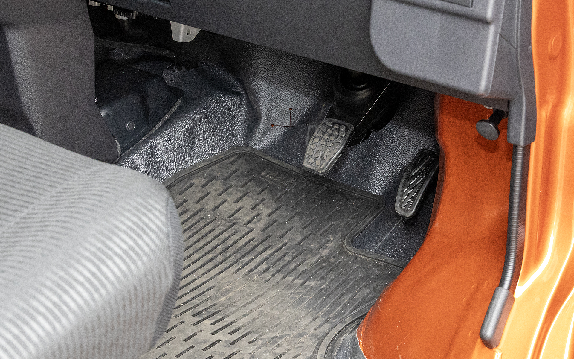 タイヤハウスのせり出しでアクセルペダルがセンター寄りになるためブレーキペダルとの間隔が近くなるが、もし誤って2つのペダルを同時に踏んでしまった場合、ブレーキを優先するブレーキオーバーライドの機能を持っている