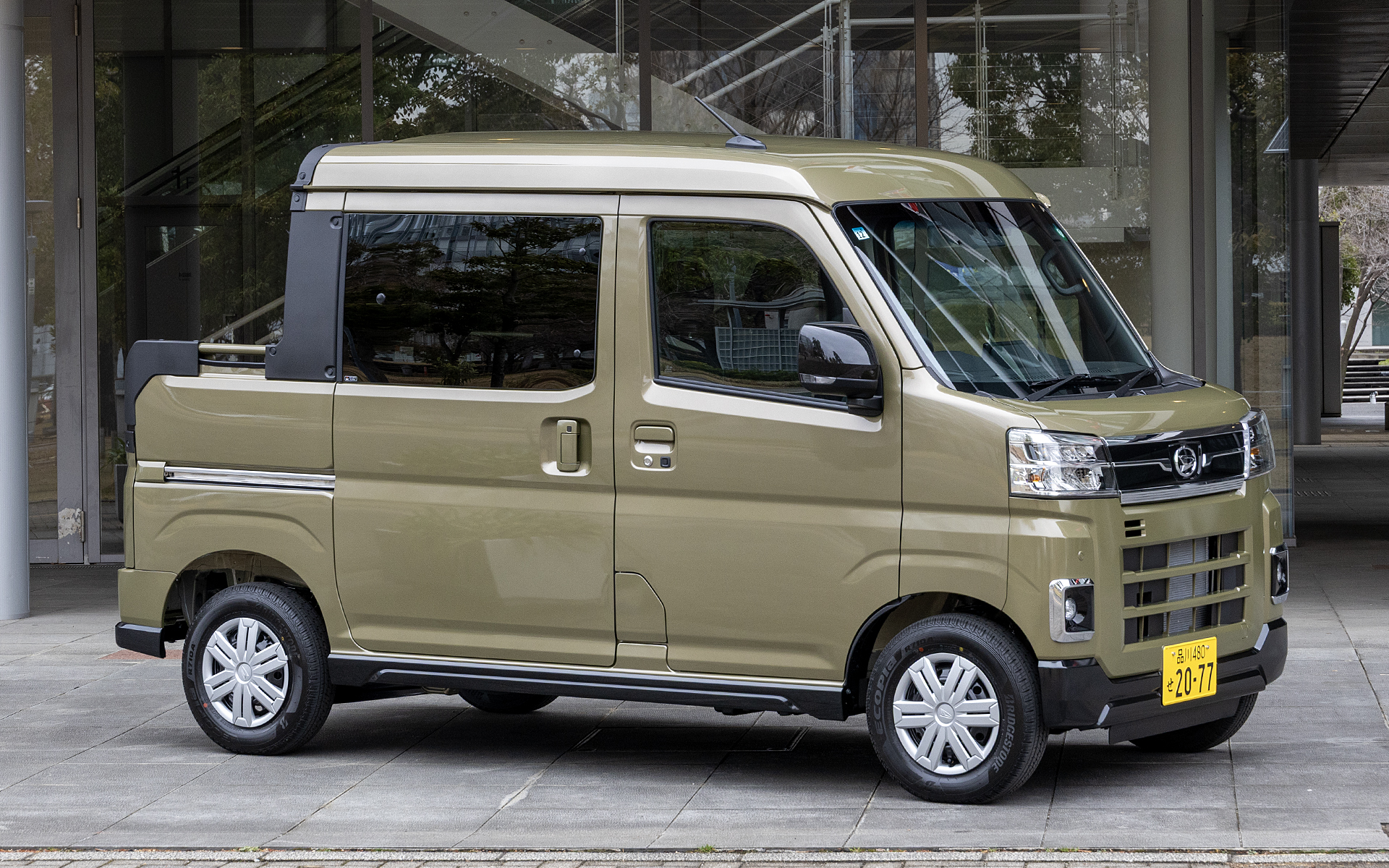 アトレーデッキバン。4WDのターボモデル。ボディカラーはオフビートカーキメタリック