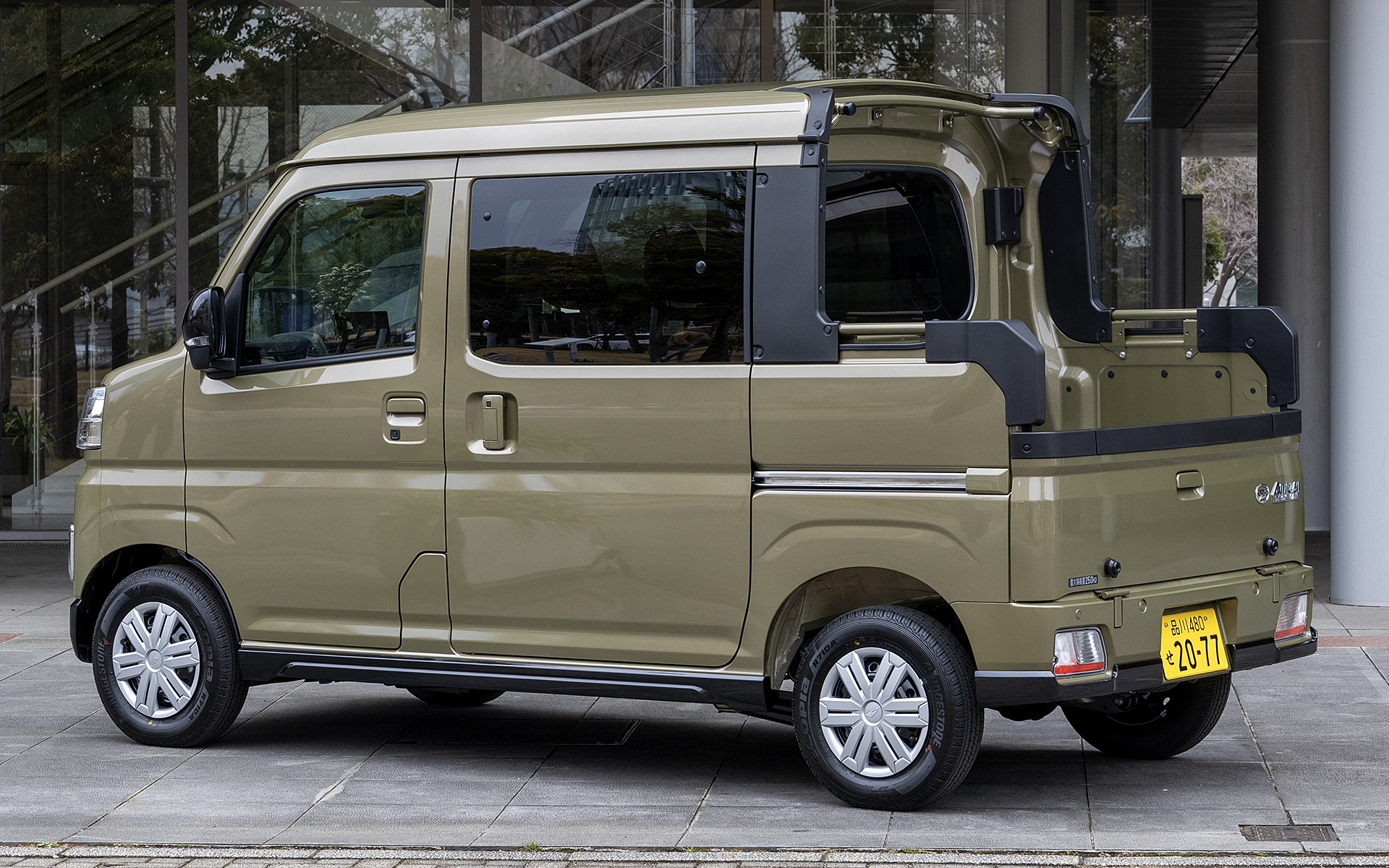 荷室の一部をオープンデッキとした独特のボディ形状。ボディパネルはバンタイプの車体を切断加工したものではなくて、デッキバン専用のボディパネルを製作している