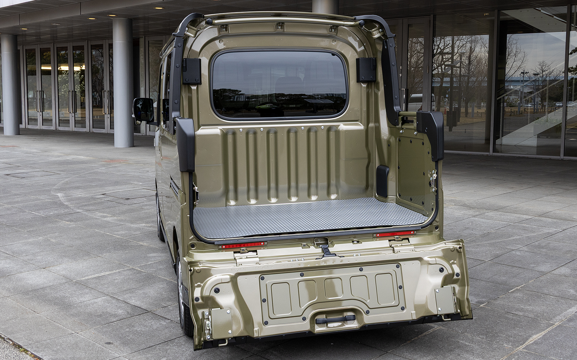 デッキ部は880mm×1360×610mm（長さ×幅×ゲート高）