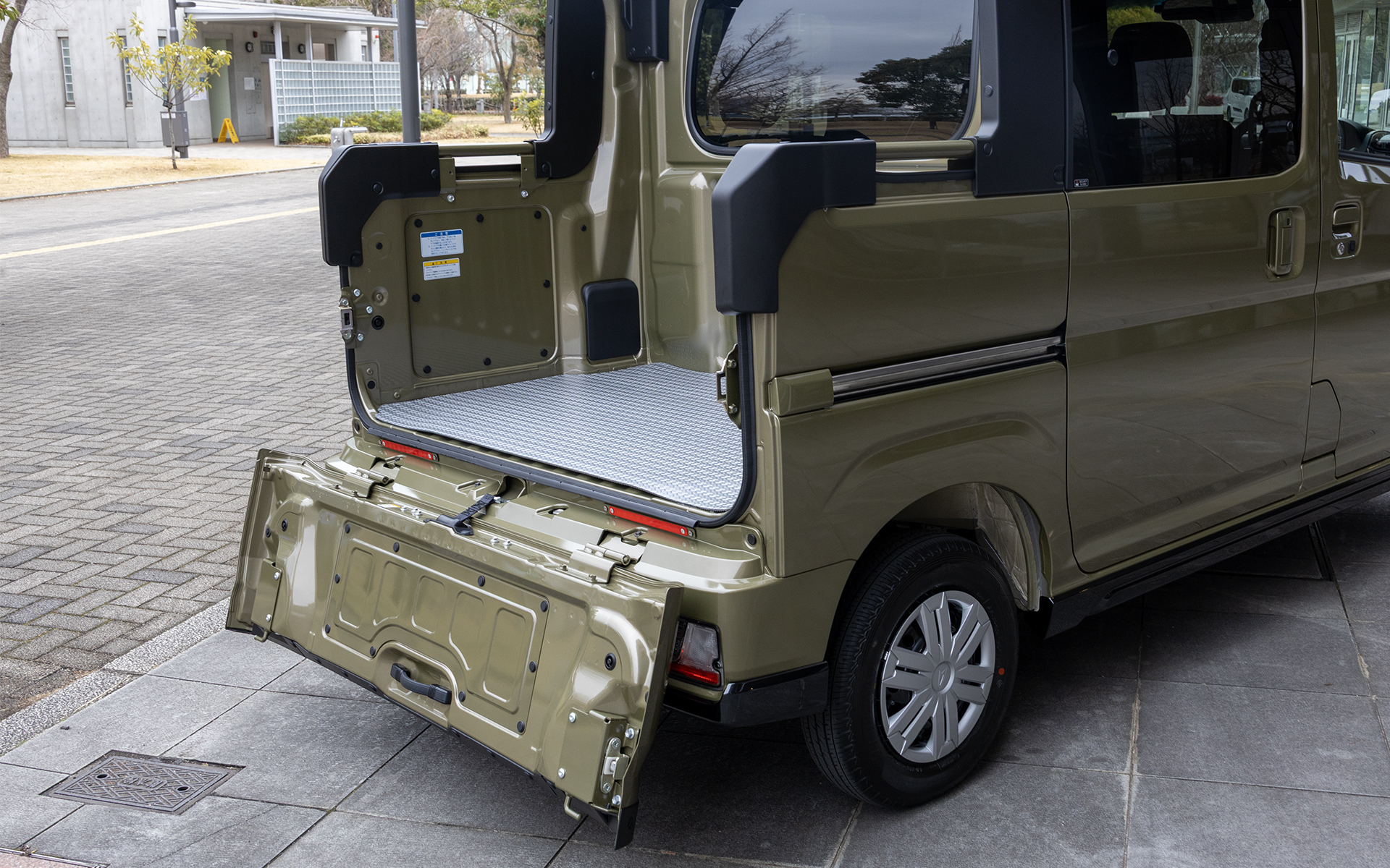 ゲートはこのように開く。開き具合を途中で止める機構はない。荷台には純正アクセサリーのマットが敷いてある