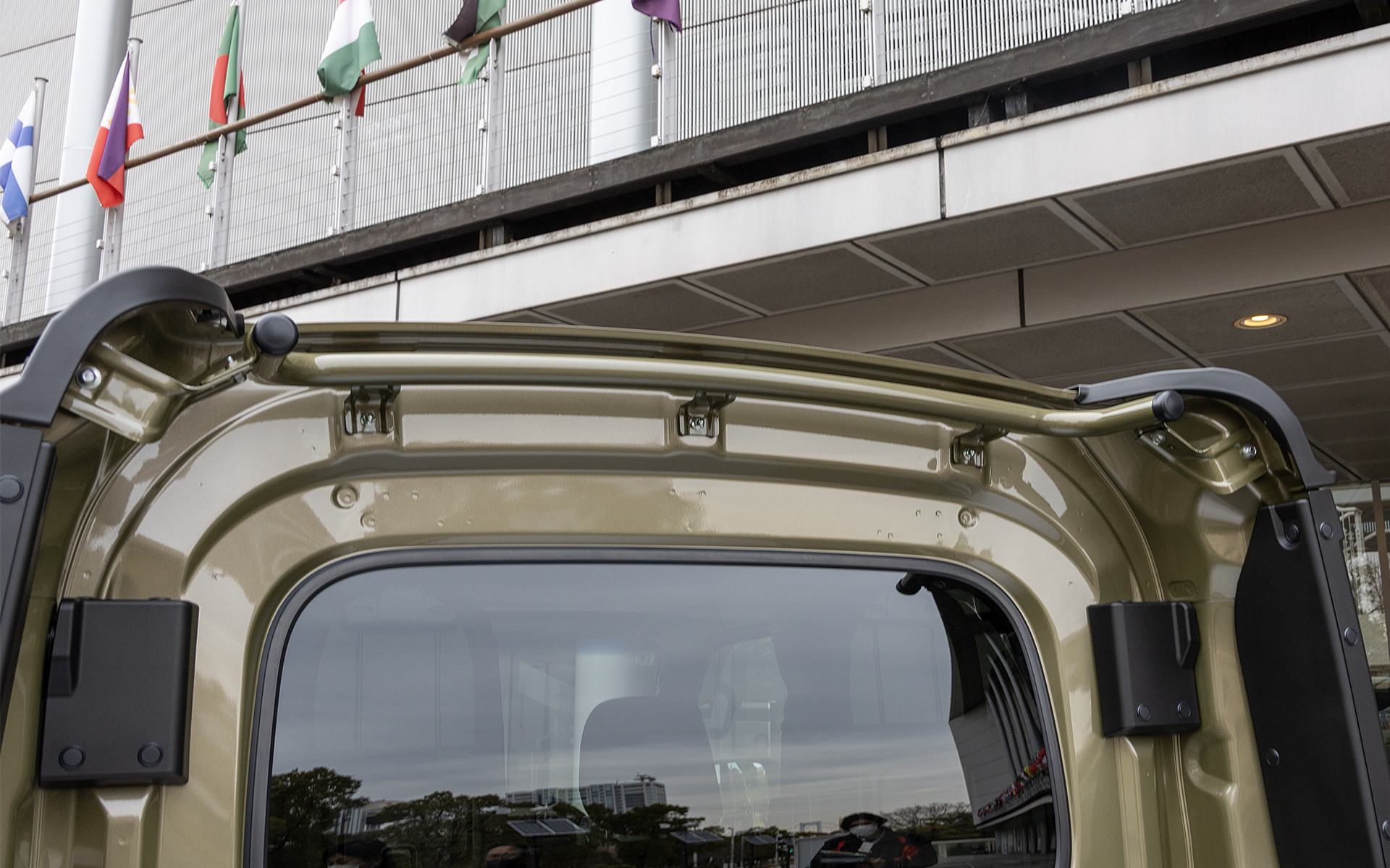 アフターパーツとして設定される補強バーに見えるが、ロープなどを引っかけるためにあるもので補強の意味合いはないとのこと