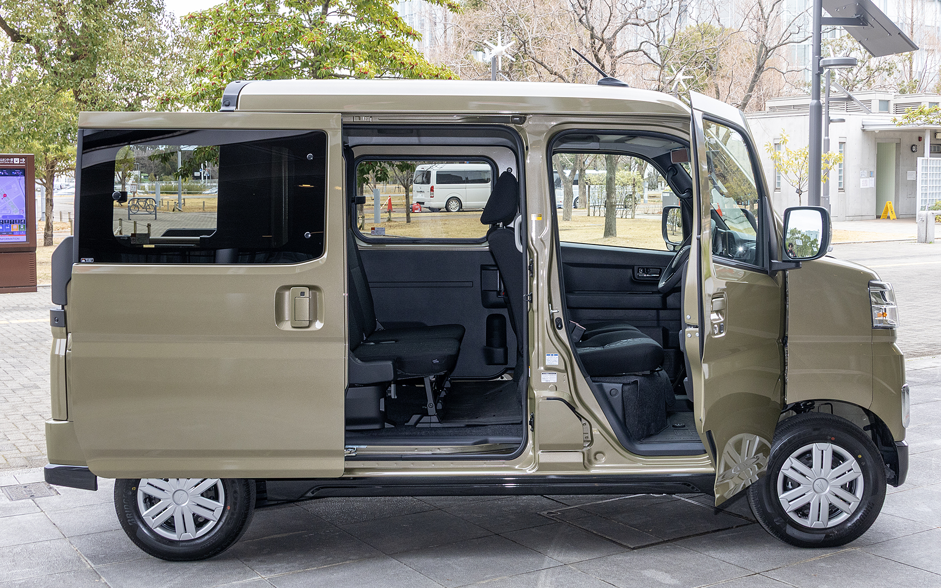 スライドドアの開口部高は1190mm（デッキバンLは1210mm）。開口部幅は685mm（デッキバンLは785mm）。パワースライドドアとなり、スライドドアイージークローザーも標準で装備される