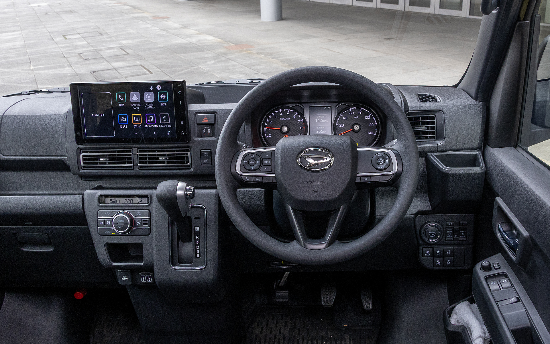 デッキバンの運転席まわり。デザイン、機能とも通常のアトレーと変わりはない